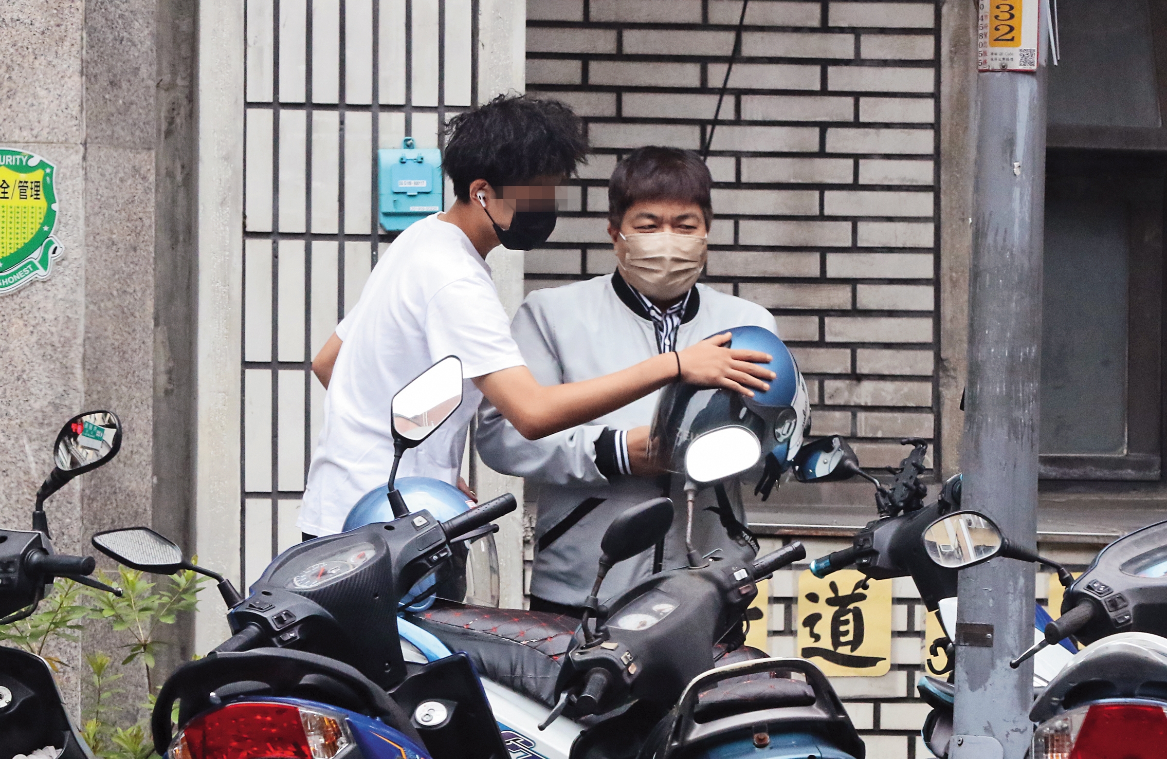 5月18日10：49，傅天穎的男友也與她兒子一起行動，兩人相處很融洽，有類似「父子情深」的畫面。