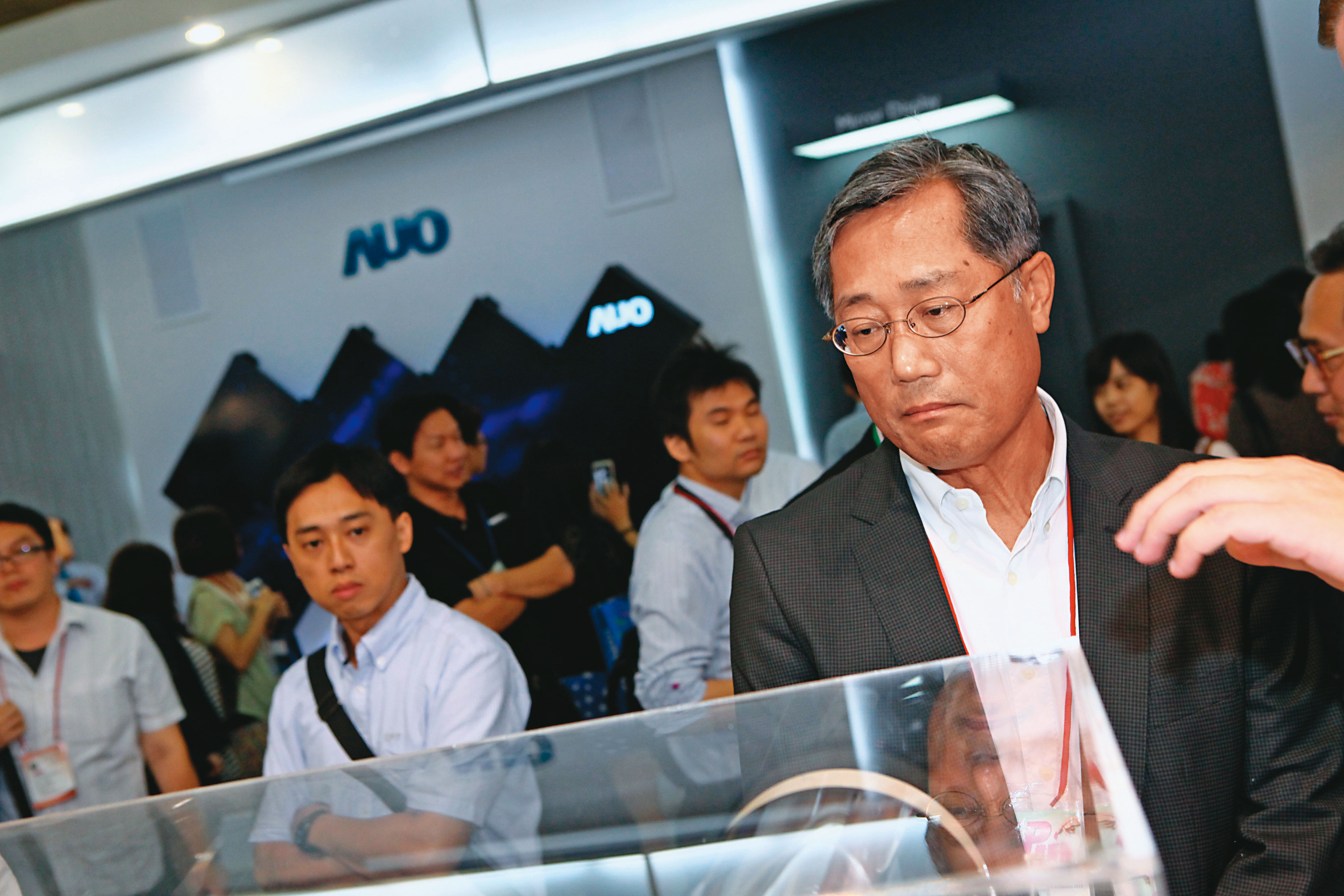 友達創辦人李焜耀（右）今年首度退出董事提名，也讓外界開始期待，面板雙虎有機會合併。（資料照片）