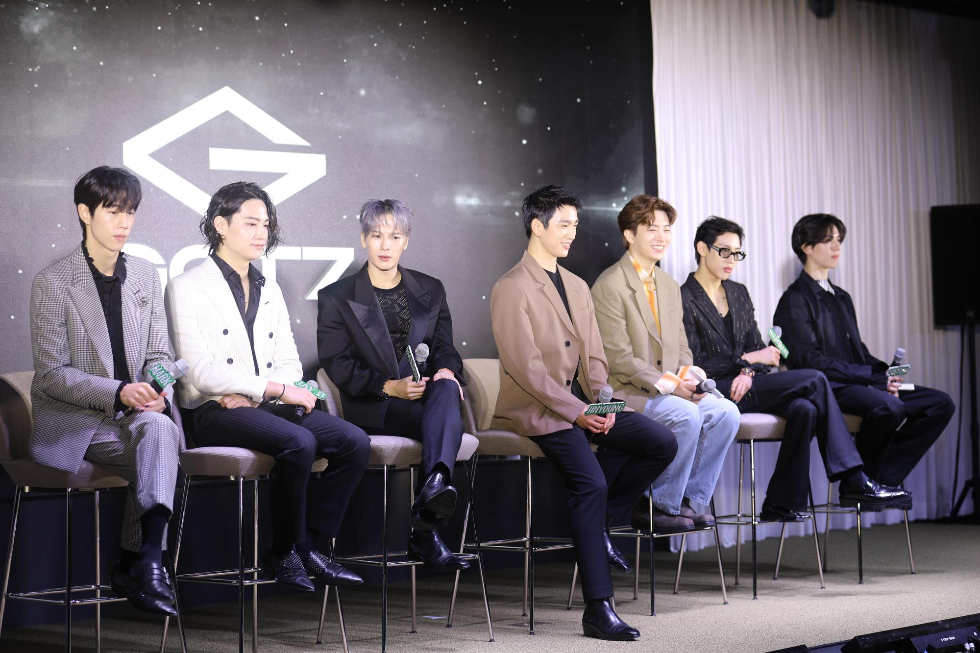 GOT7成員時隔1年3個月發行迷你專輯《GOT7》,成員全體出席記者會。(華納唱片提供)