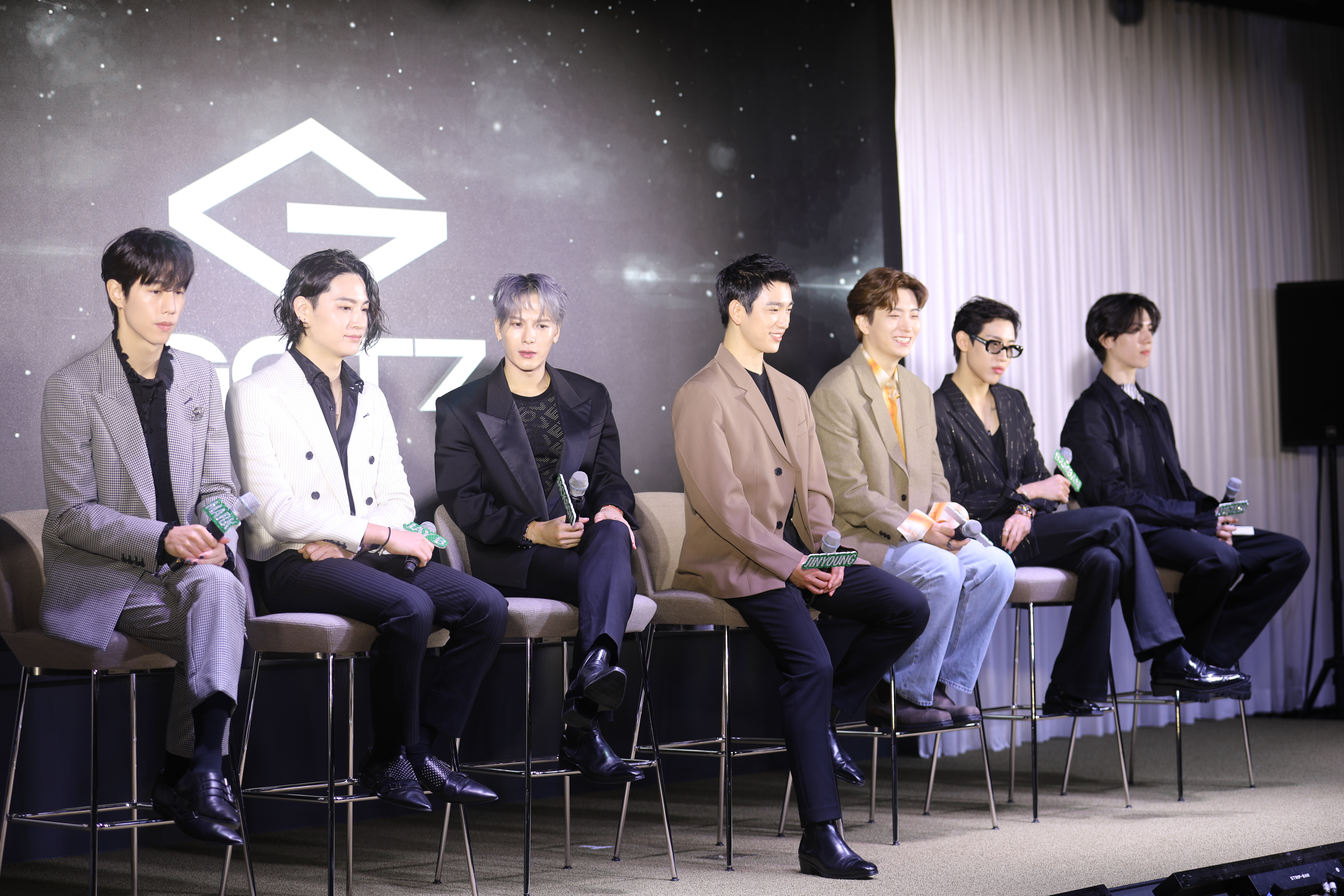 GOT7成員時隔1年3個月發行迷你專輯《GOT7》，成員全體出席記者會。（華納唱片提供）
