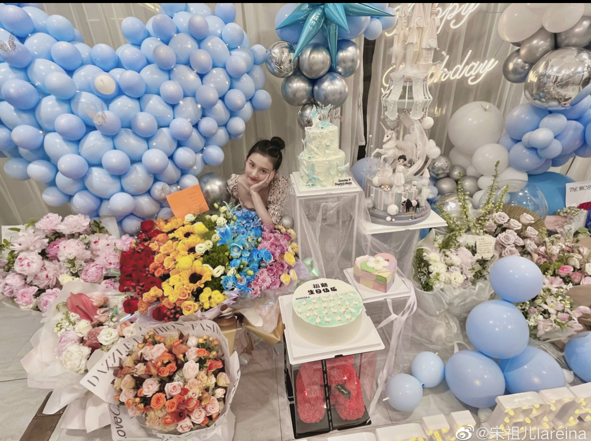 宋祖兒被禮物包圍，相當奢華。（翻攝自宋祖兒微博）