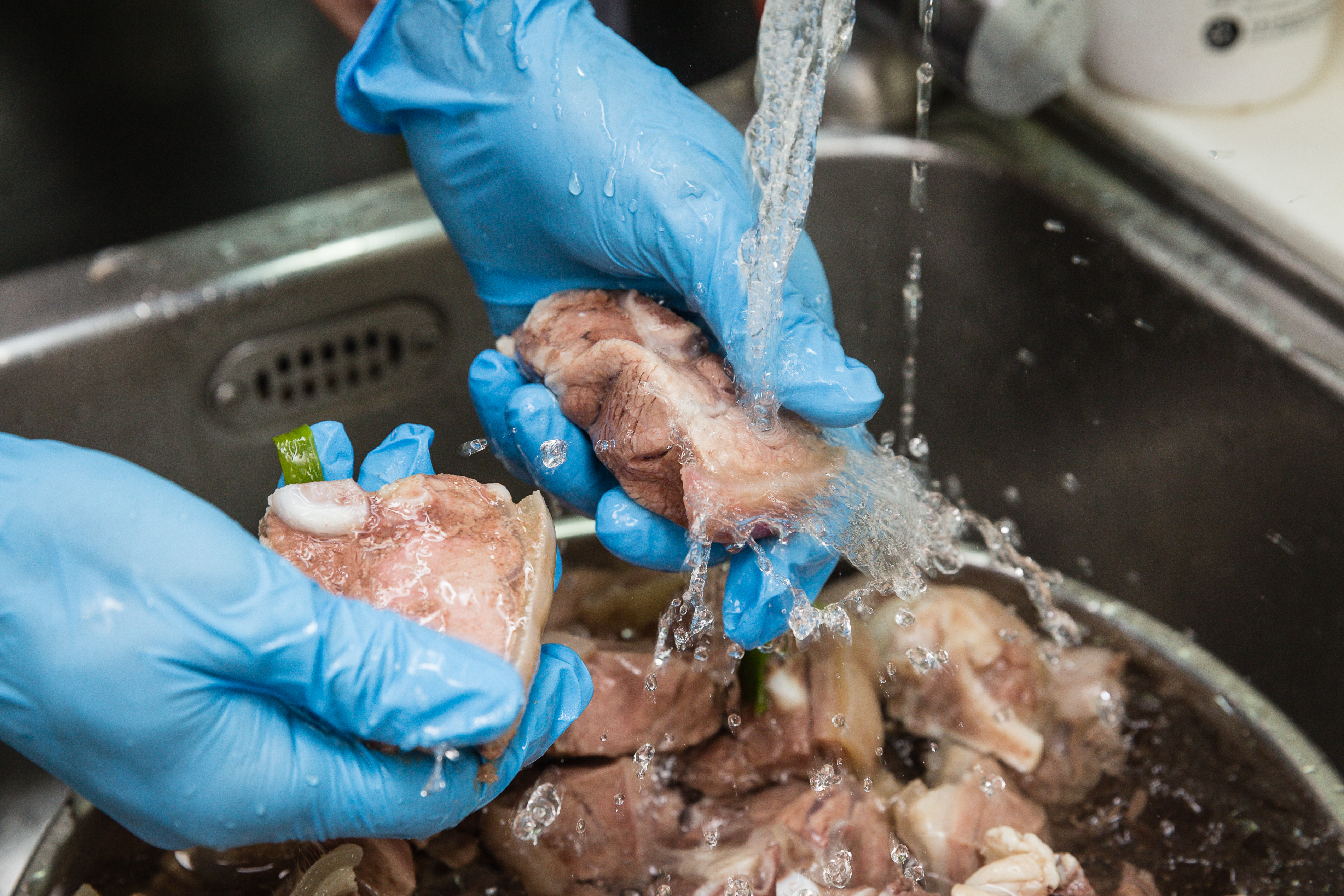 李思諺以蔥、薑、蒜川燙羊肉去腥、清洗，接著才下鍋準備料理。