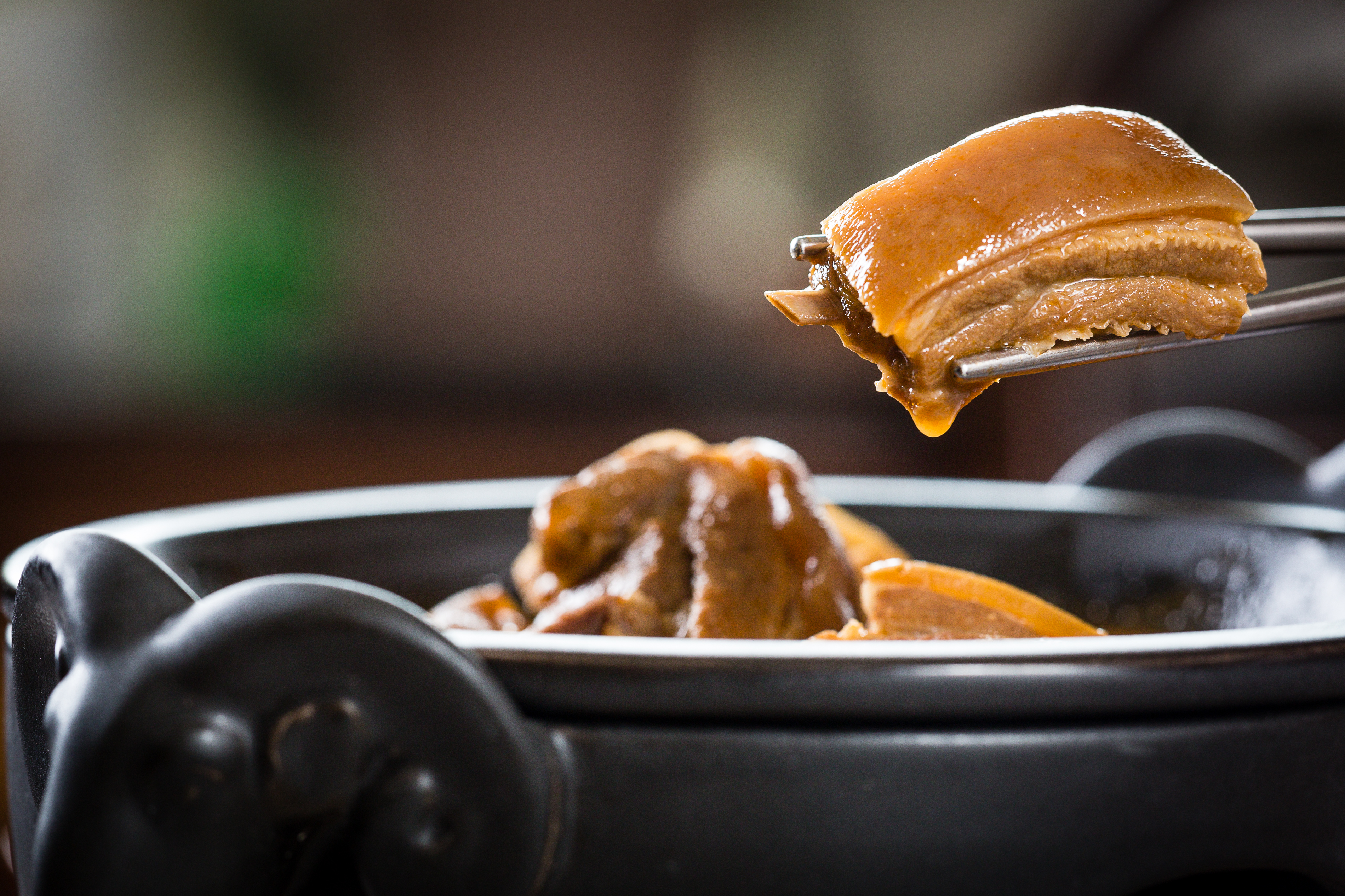 一袋小羊肉的招牌紅燒羊肉湯，湯頭鮮甜回甘，帶皮羊肉吃來Q彈有嚼勁。