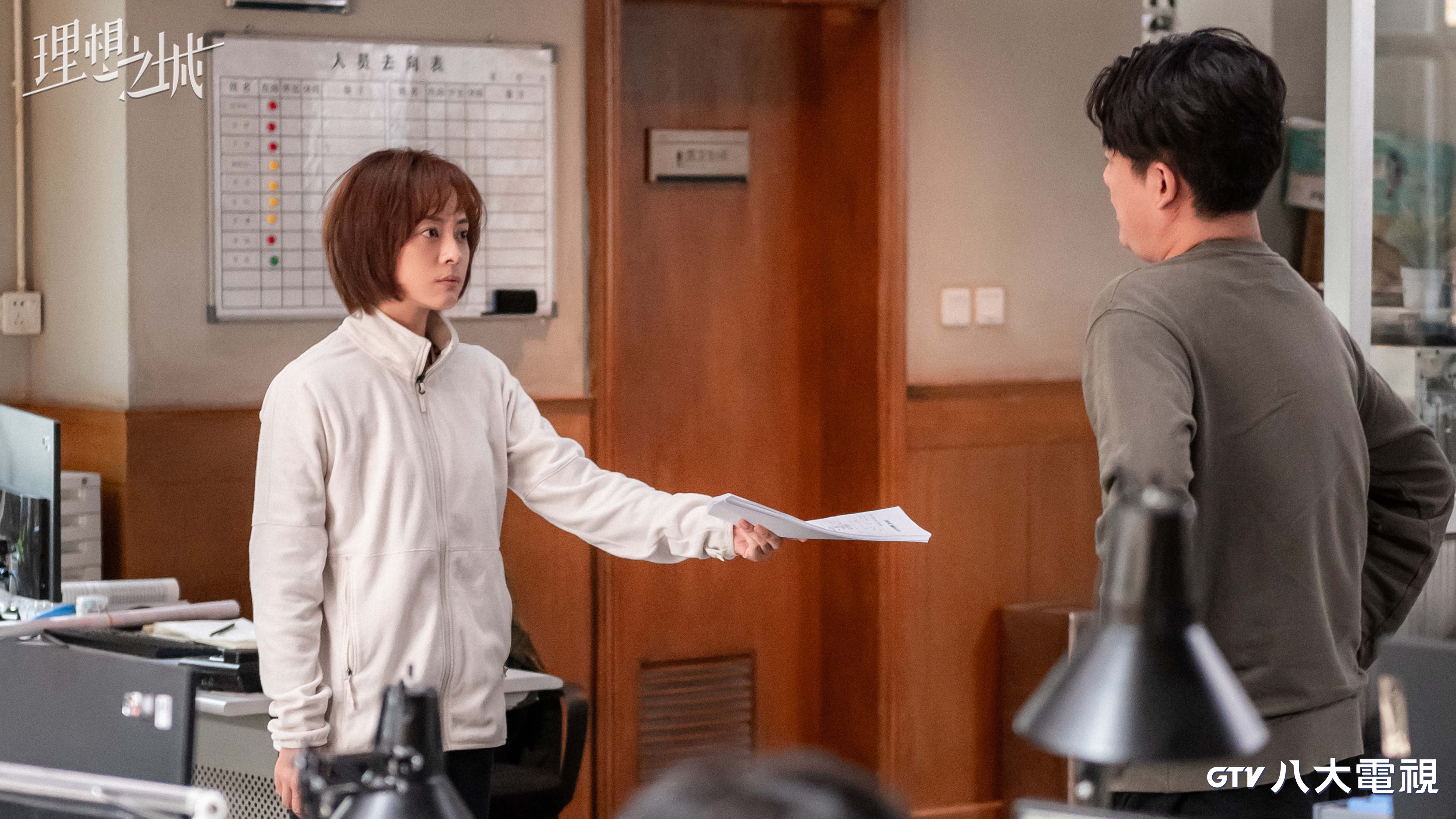 孫儷素顏演出女強人。（八大提供）