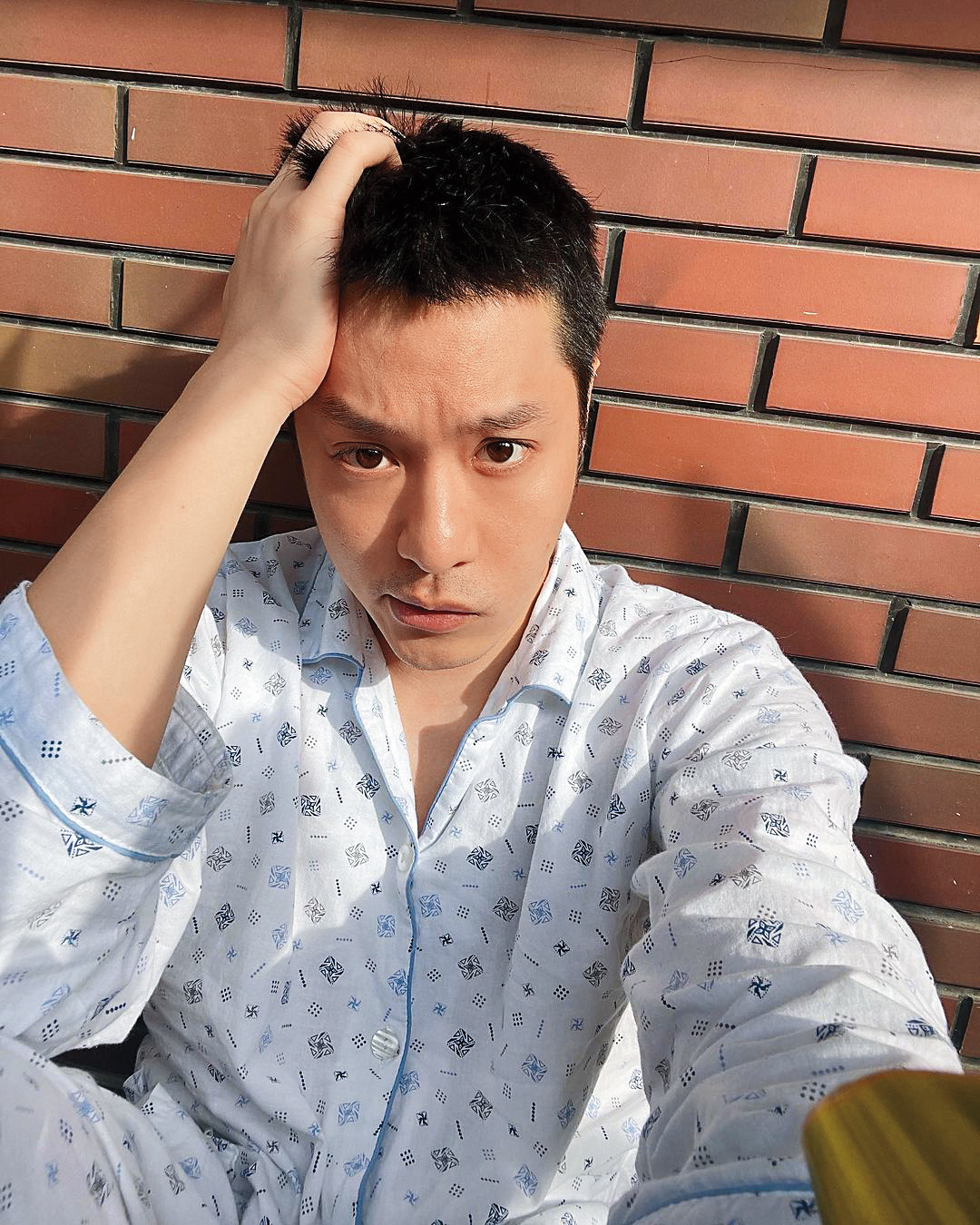 周湯豪上傳自拍,朋友以為他住院,紛紛關切,他無奈回文:「我OK,這只是我的睡衣好嘛!」(翻攝自周湯豪IG)