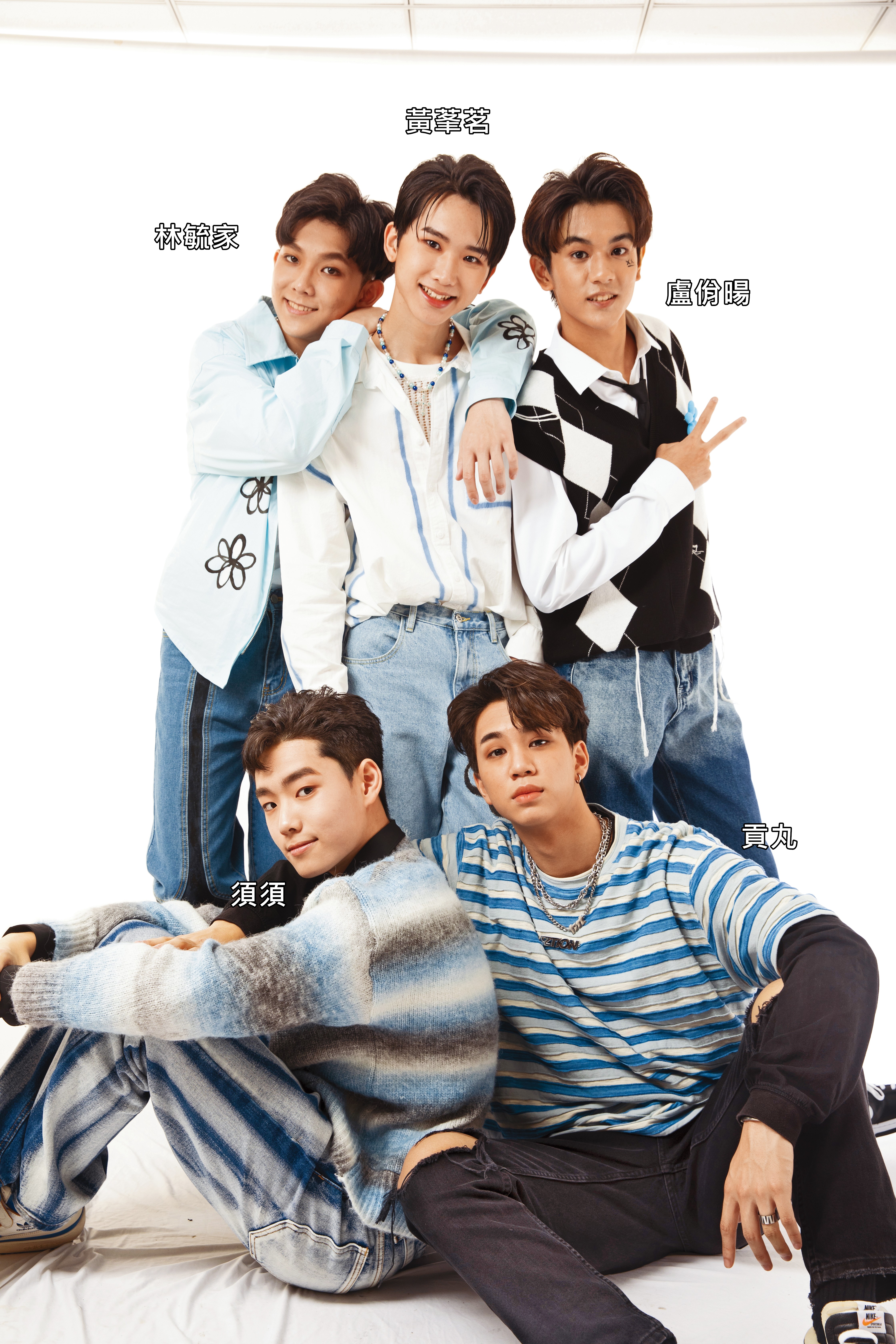「水星」平均年齡只有17歲，台上台下都散發著可愛氣息，拍照時突然嚷著「肚子好餓」，看到一旁還有Pizza就開心吃起來。