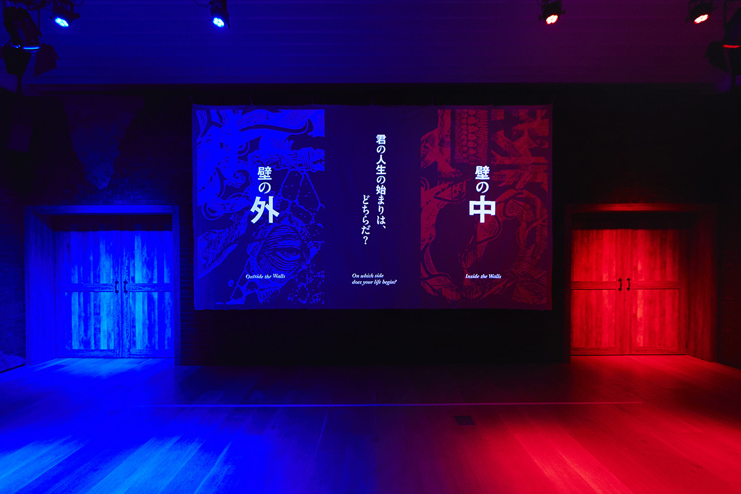 入場後將面臨「牆內」及「牆外」的選擇，不同路線會有不同的原畫展品。圖為東京場展場。（曼迪傳播提供）