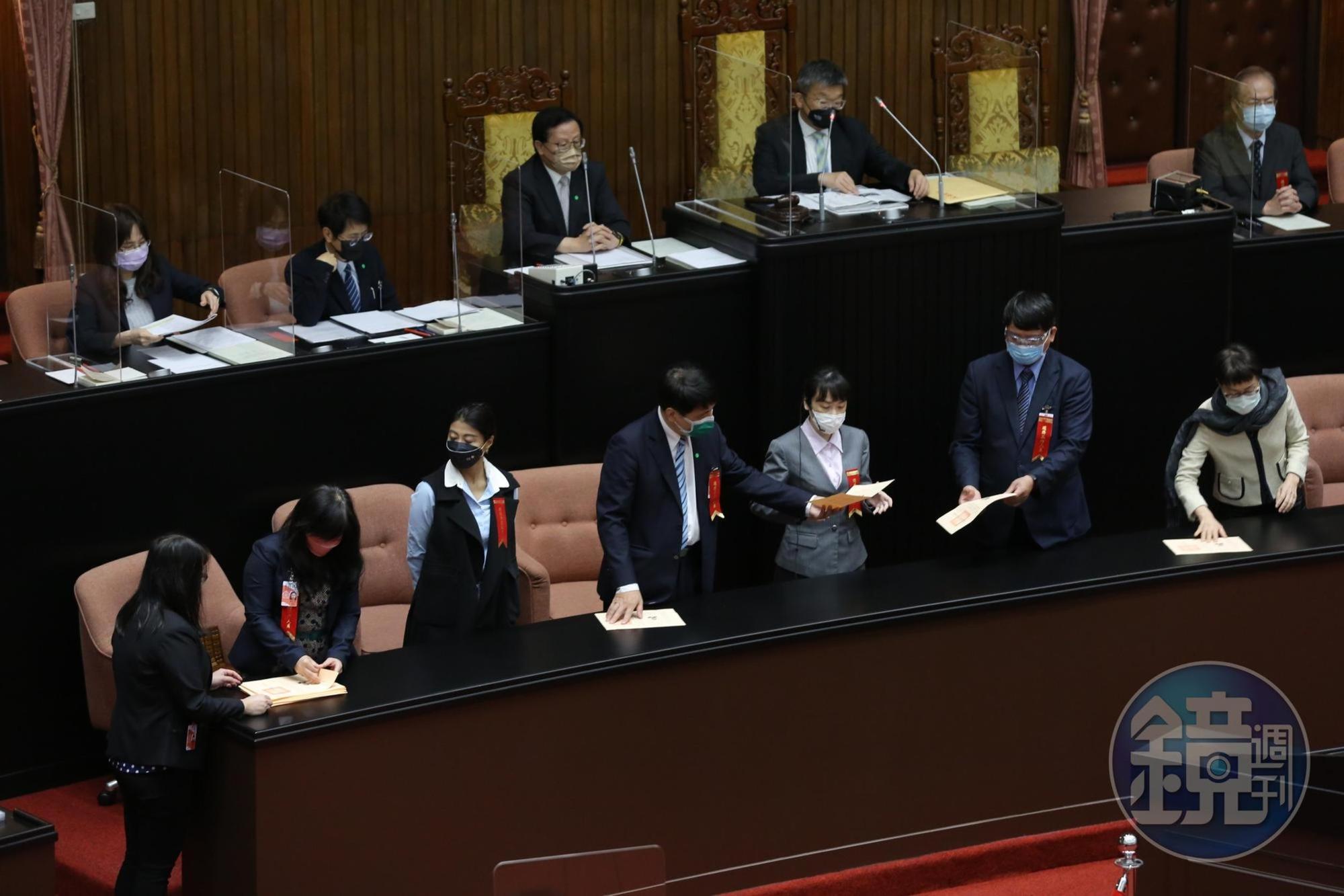 立法院今針對李鴻鈞的人事任命案進行投票。