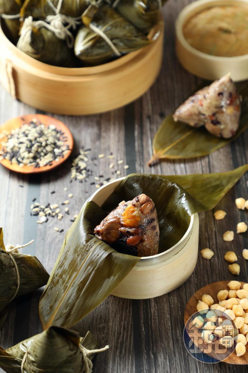 「栗子五穀養生粽」甜糯香綿，亮點是鹹蛋黃帶來鹹潤的金沙口感。（茶姐肉粽，40元／顆）