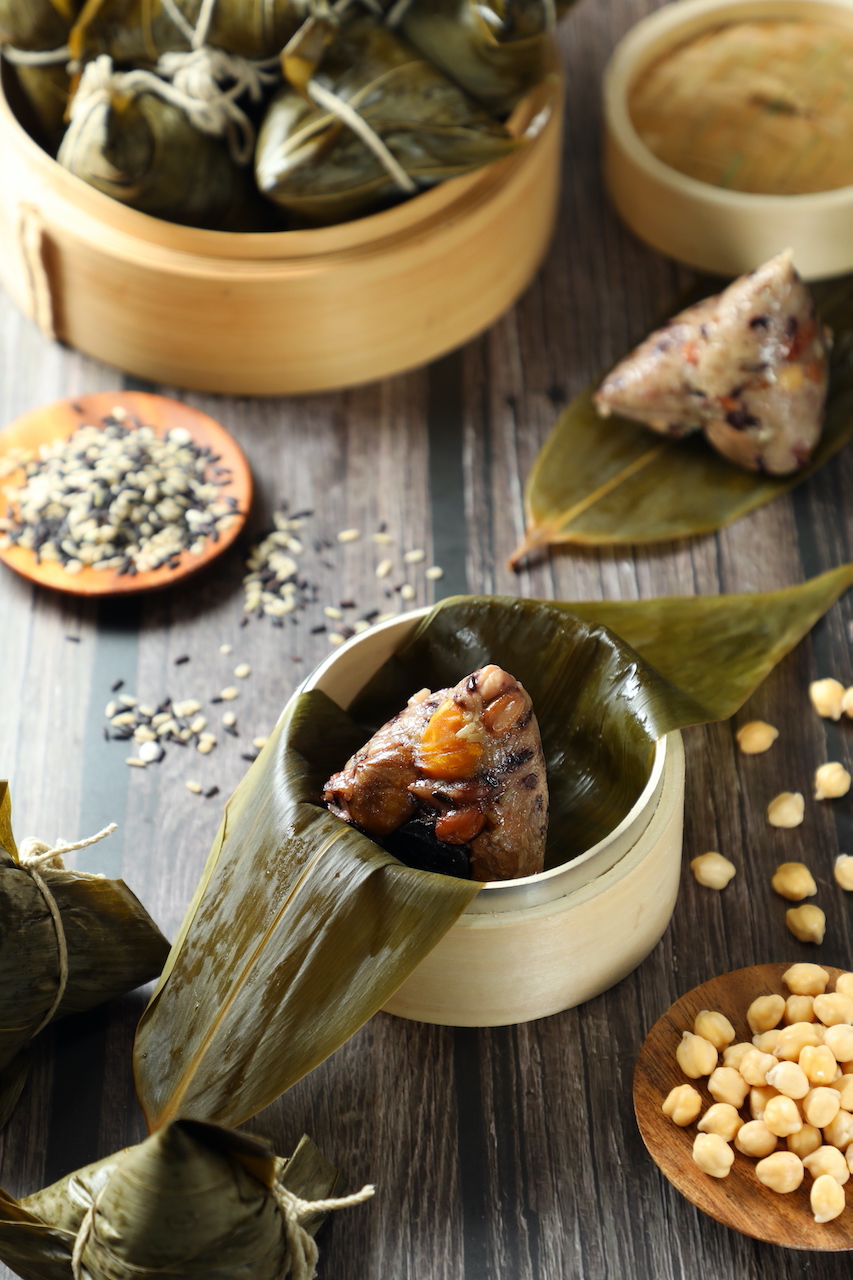 「栗子五穀養生粽」甜糯香綿，亮點是鹹蛋黃帶來鹹潤的金沙口感。（茶姐肉粽，40元／顆）