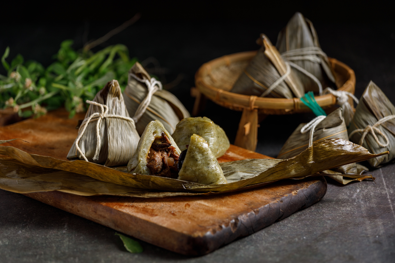 「鼠麴草粿粽」，淡綠Q糯的表皮上可見點點綠葉。（玉荷圓米食坊，40元／顆）