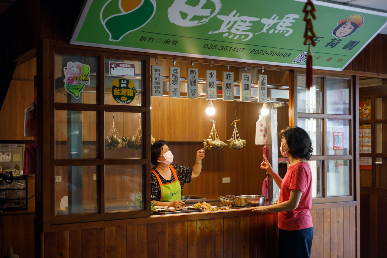 接受農委會田媽媽計劃輔導轉型的「玉荷圓米食坊」，是市場裡最明亮乾淨的熟食攤。