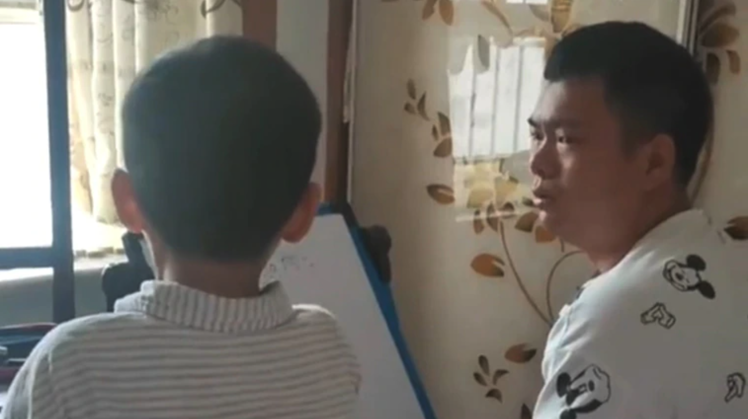 丈夫嫌妻子教兒子數學太凶決定親自上陣。（翻攝中國網）