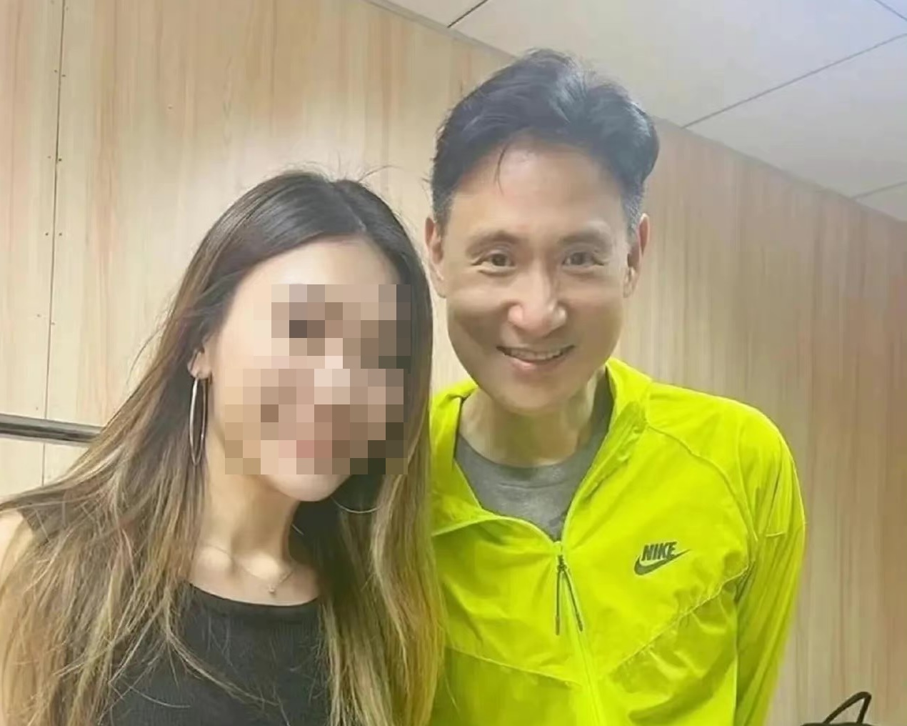 61歲的張學友日前一身螢光綠造型，親切與粉絲合照，卻被指顯老態。（翻攝自微博）