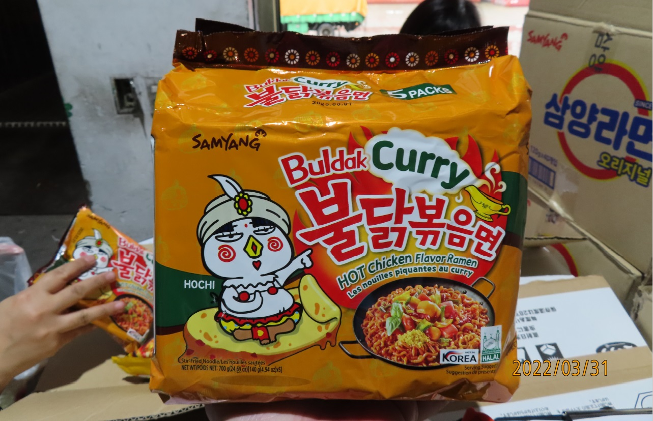 韓國知名泡麵「SAMYANG火辣雞肉風味鐵板炒麵」配料包檢出殘留農藥。(翻攝食藥署官網)