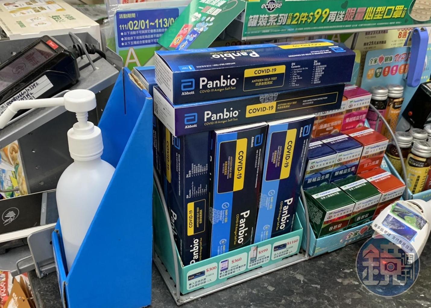 經濟部宣布即日起8大通路販售的亞培快篩，不再規定每人限購1劑。