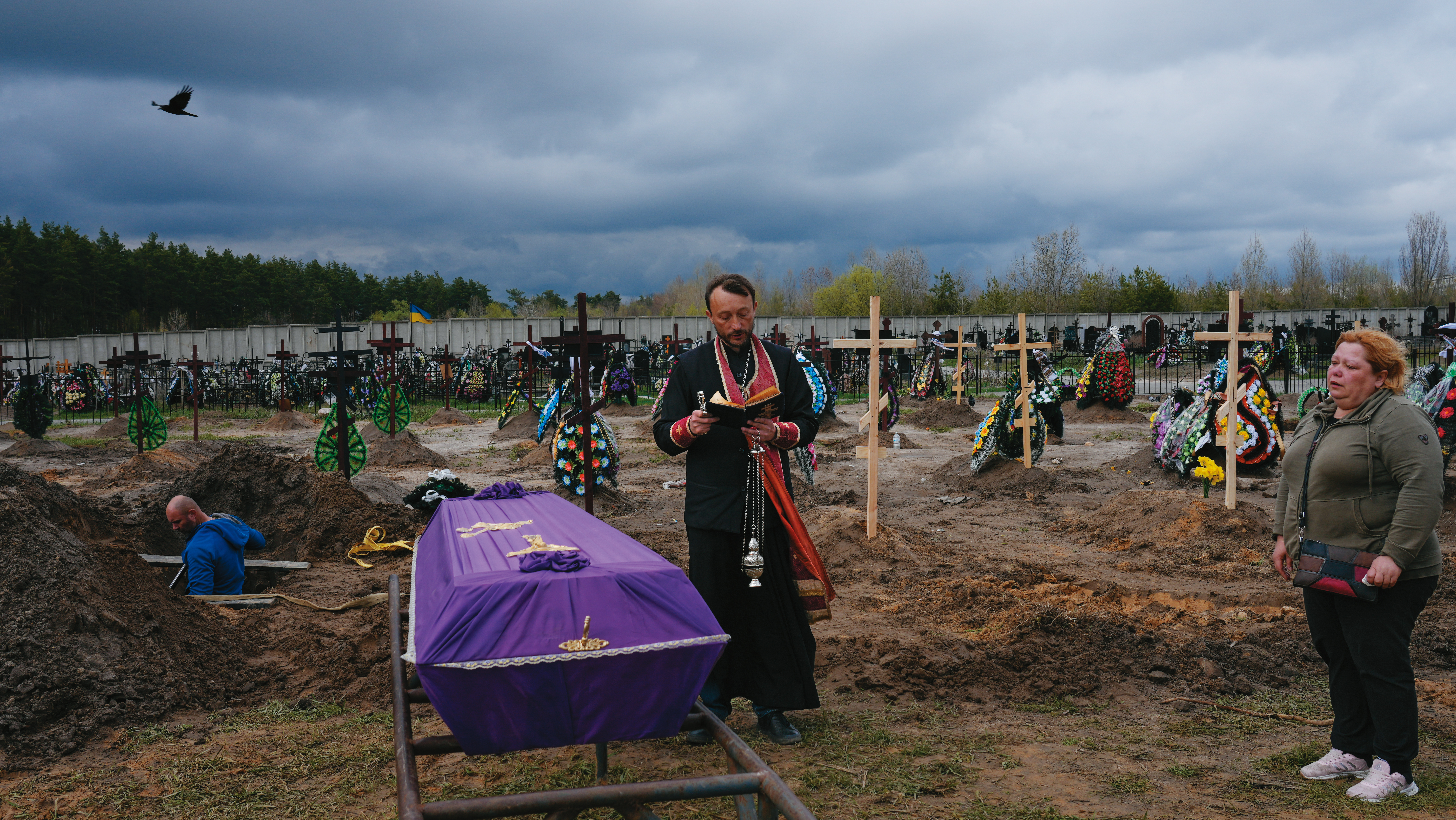 烏克蘭，布查。一位東正教的祭司正在主持葬禮。女人的丈夫在3月初俄軍占領布查期間失蹤，他那幾乎無法辨認的屍體直到1個月後才被發現。