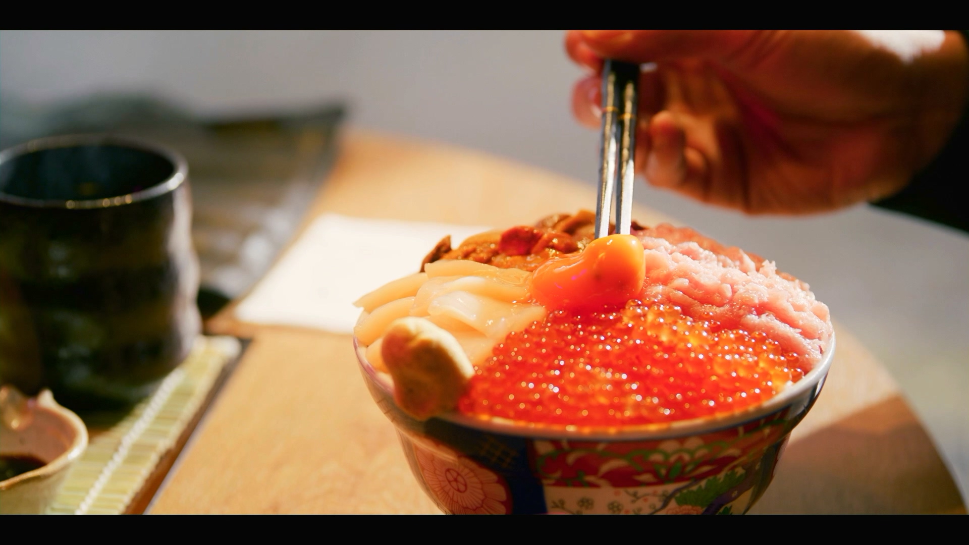 劇中不停出現各色美食，令人食指大動。（翻攝自預告）