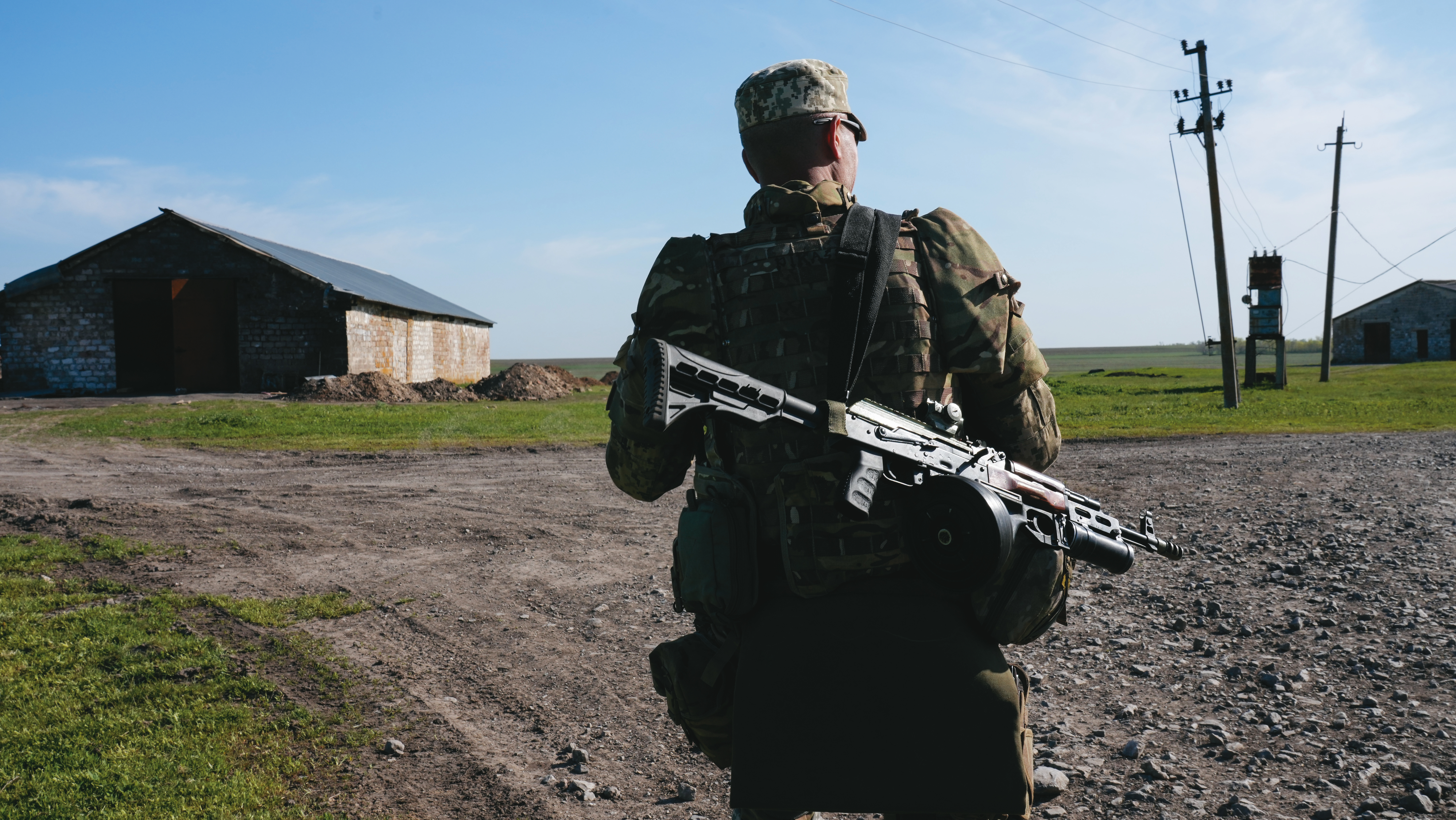 烏克蘭，頓內次克。在頓巴斯地區保衛一座村莊的烏克蘭國土防禦部隊成員，代號畢卡索，戰前是一名畫家，但他決定放下他的畫筆，將妻兒送到波蘭，留下來力抗國家的侵略者。拍下這張照片2週後，畢卡索與他的同僚在移防中陣亡。