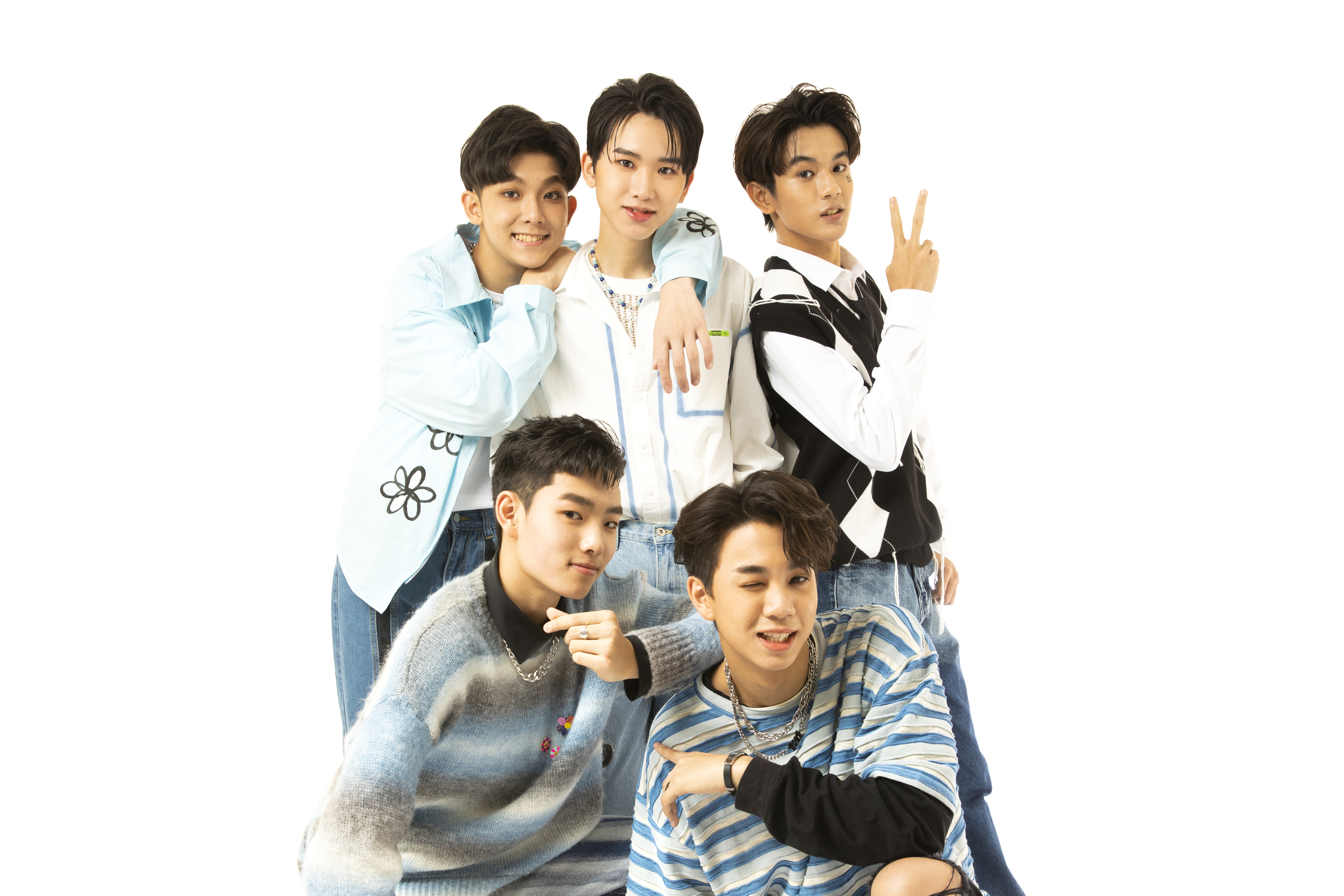 「水星」平均年齡最小，台上台下都散發著可愛氣息，拍照時突然嚷著「肚子好餓」，看到一旁還有Pizza就開心吃起來。