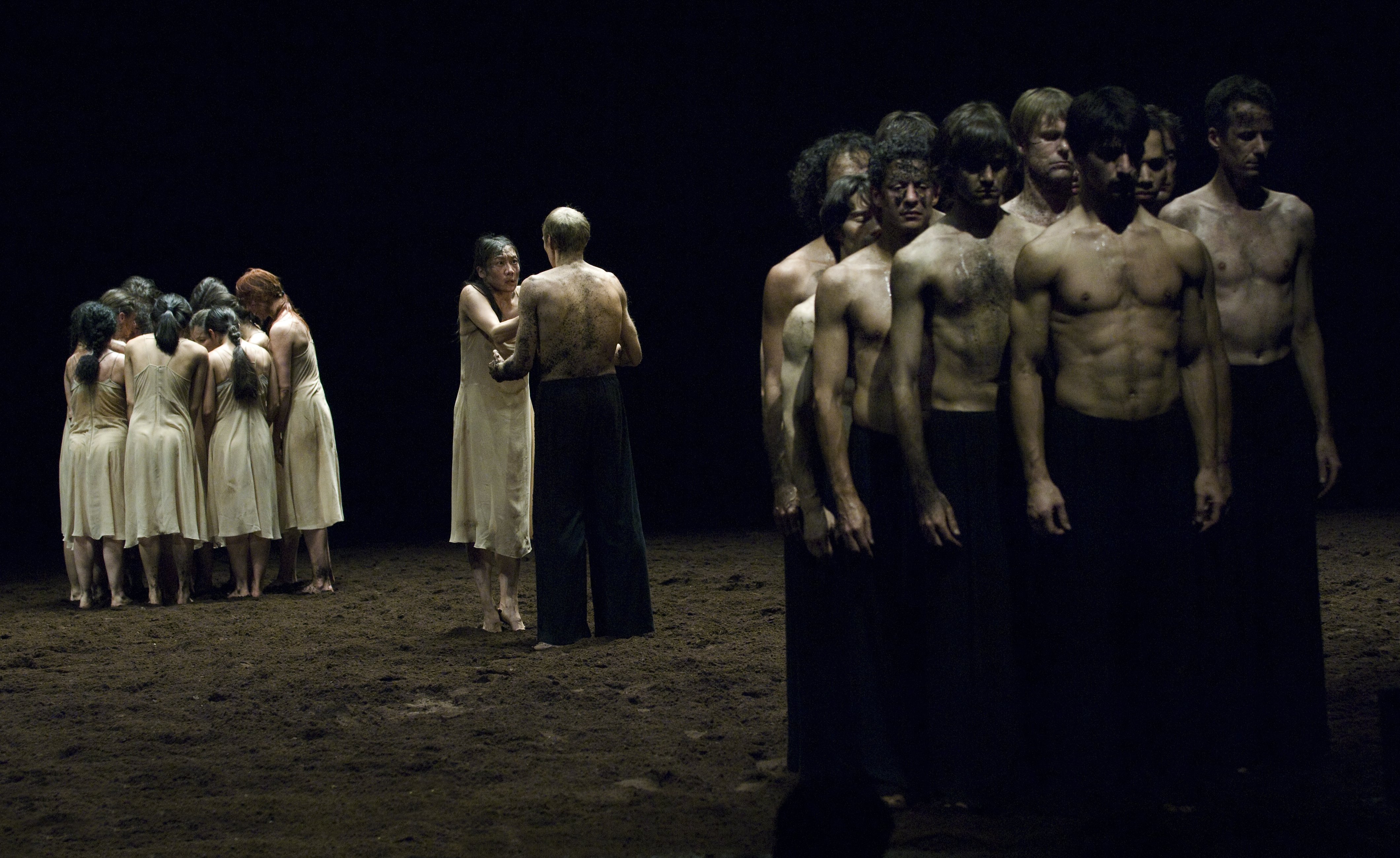 文溫德斯請芭蕾舞團成員演出碧娜鮑許最著名的4齣舞作，穿插碧娜鮑許本人畫面，拍成紀錄片《PINA》。（甲上）