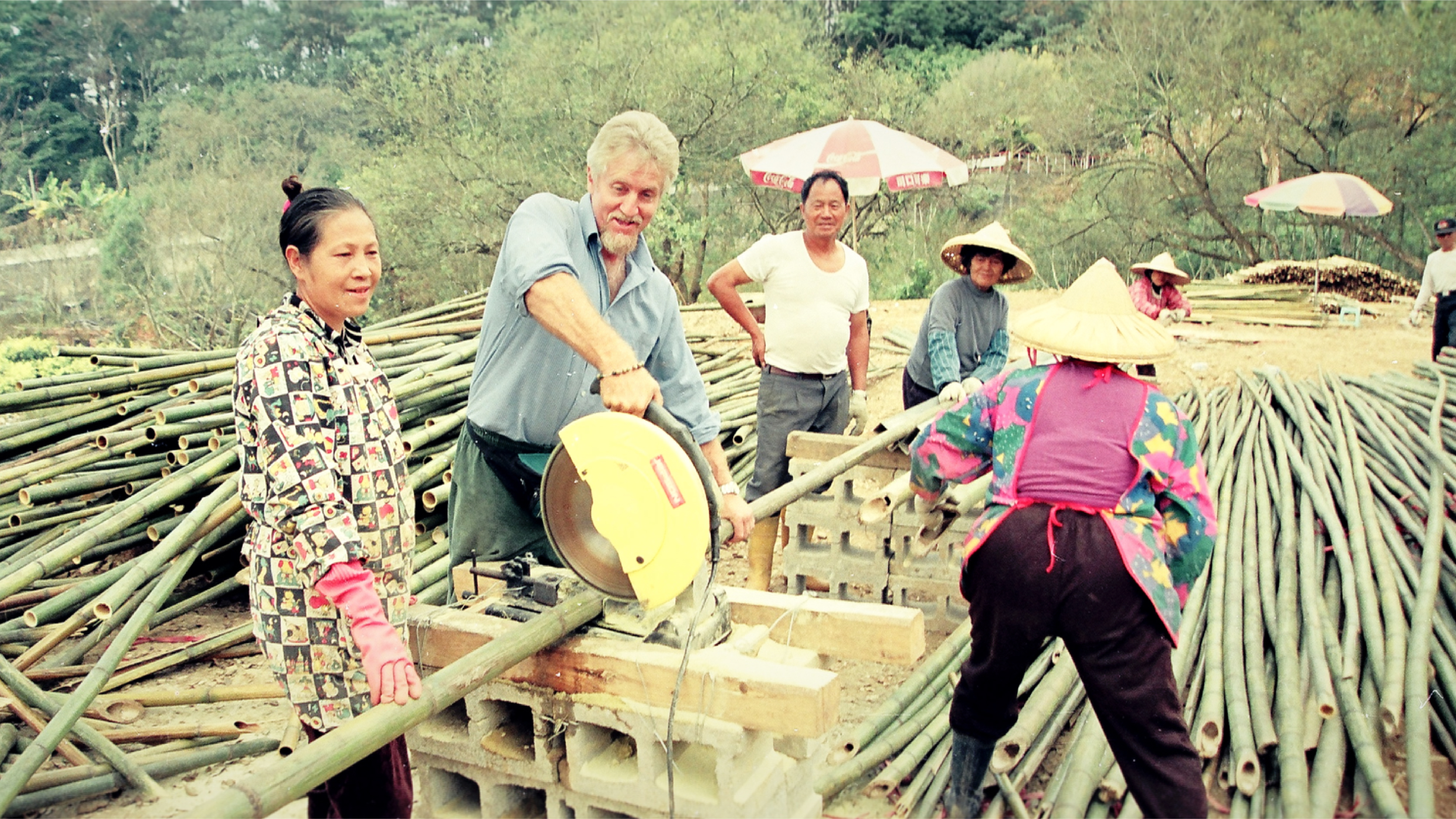 《費爾的旅程》費爾（左二）在來台尋子過程中與許多台灣人成為好友。（瀚草文創提供）
