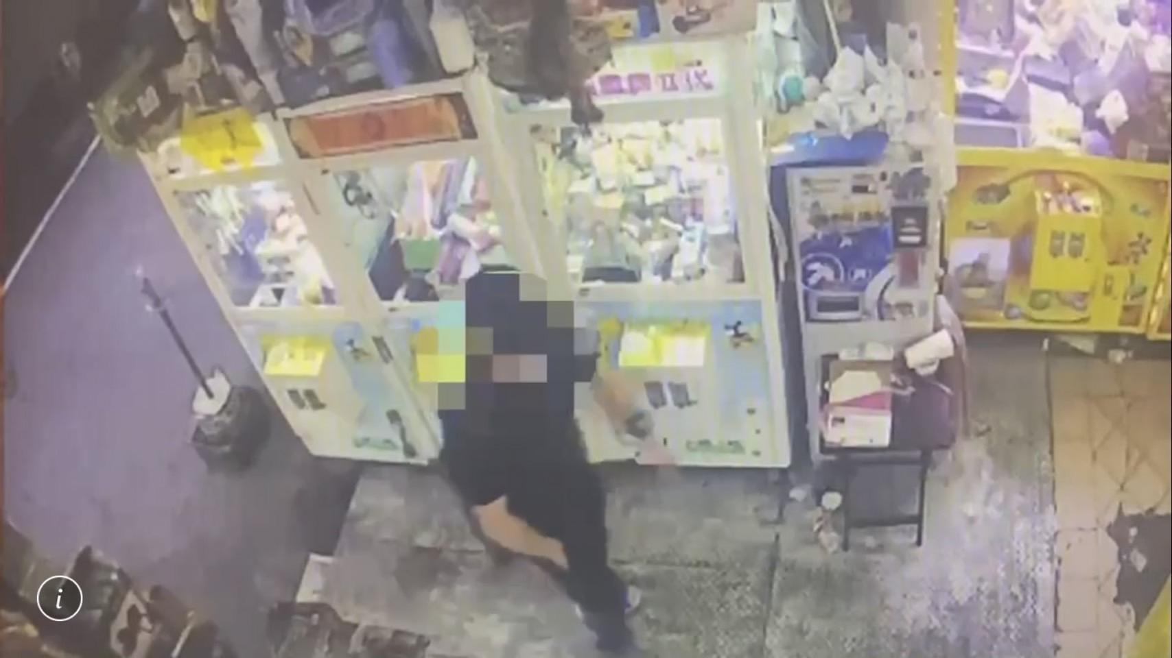 監視器拍下丁男潛入無人娃娃機店行竊。（翻攝畫面）