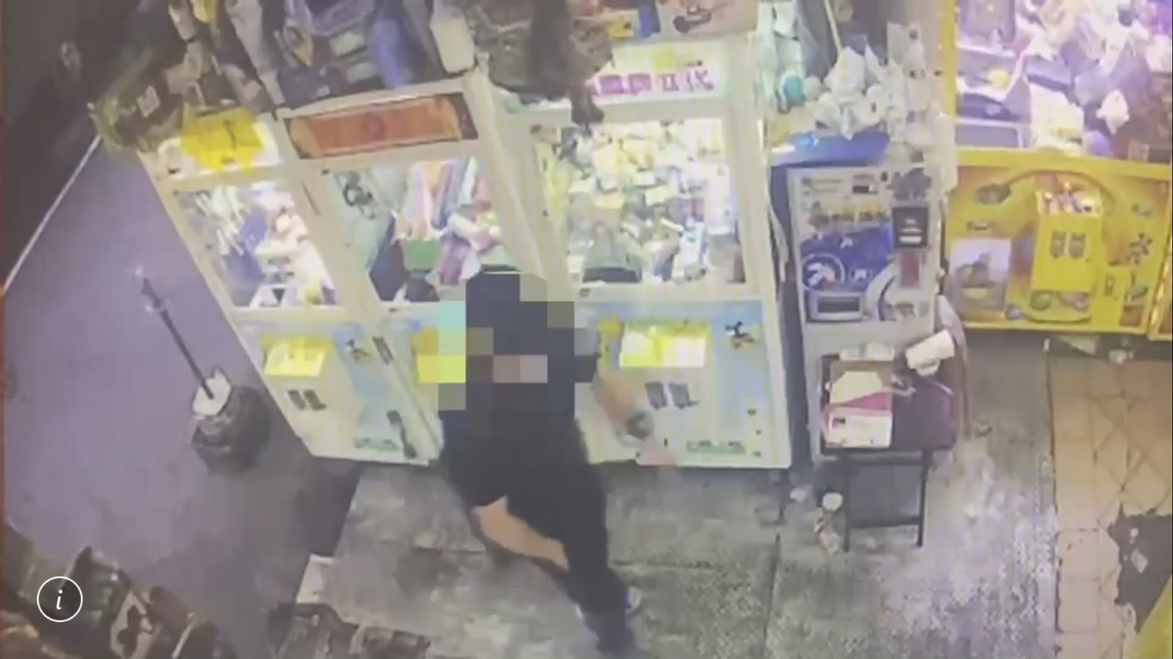 監視器拍下丁男潛入無人娃娃機店行竊。（翻攝畫面）