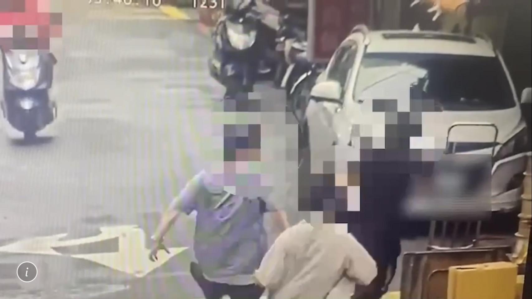 娃娃機台台主發現遭竊，與友人直奔店內攔下竊嫌。（翻攝畫面）