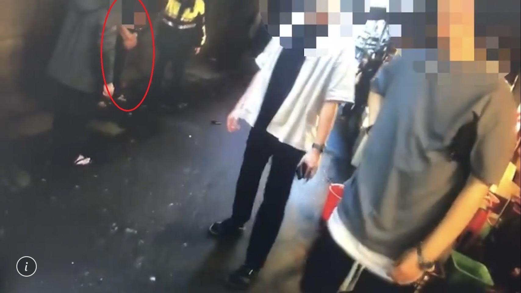 警方獲報趕抵，丁男（紅圈處）已被台主及友人攔下。（翻攝畫面）