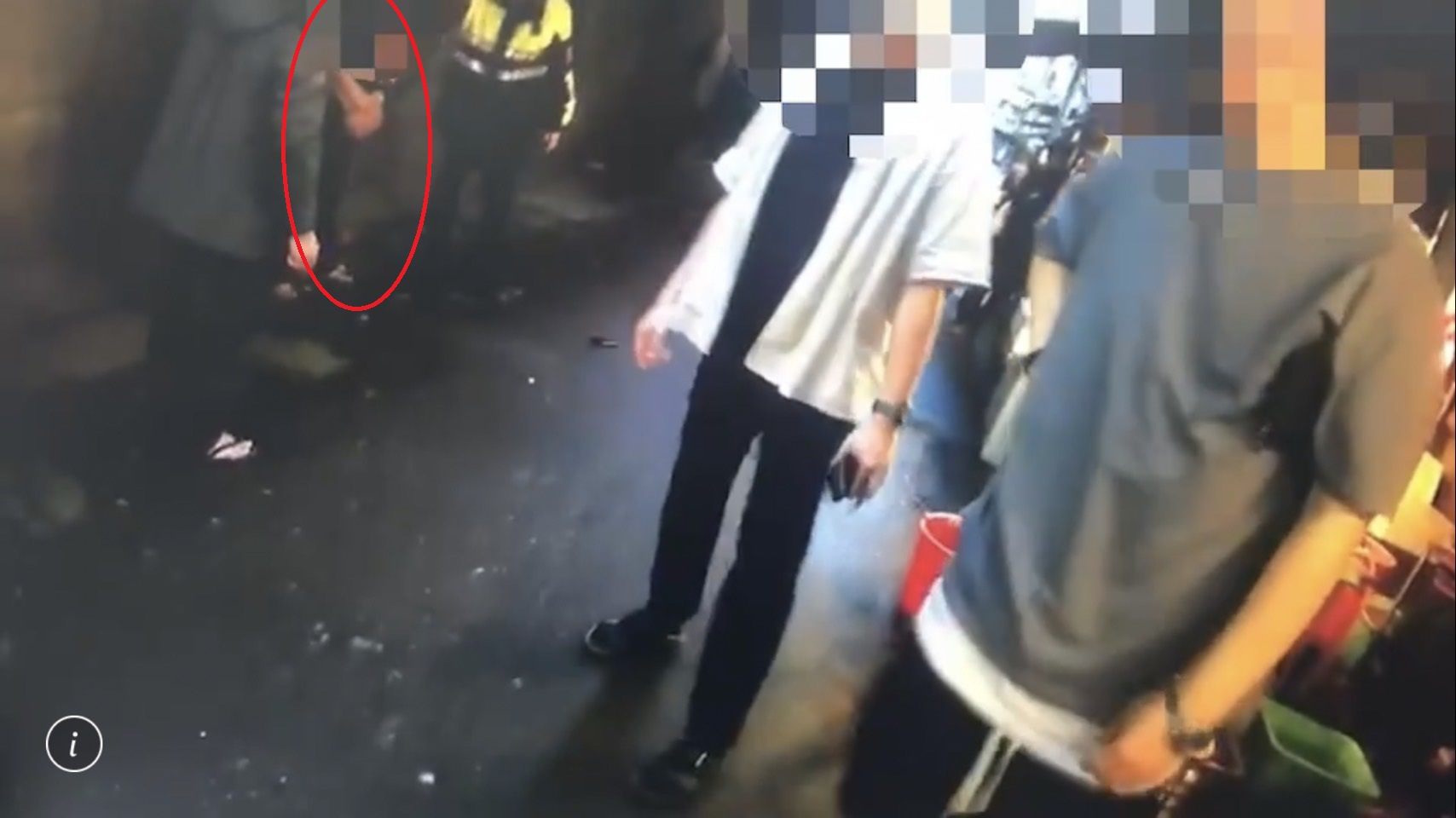 警方獲報趕抵，丁男（紅圈處）已被台主及友人攔下。（翻攝畫面）