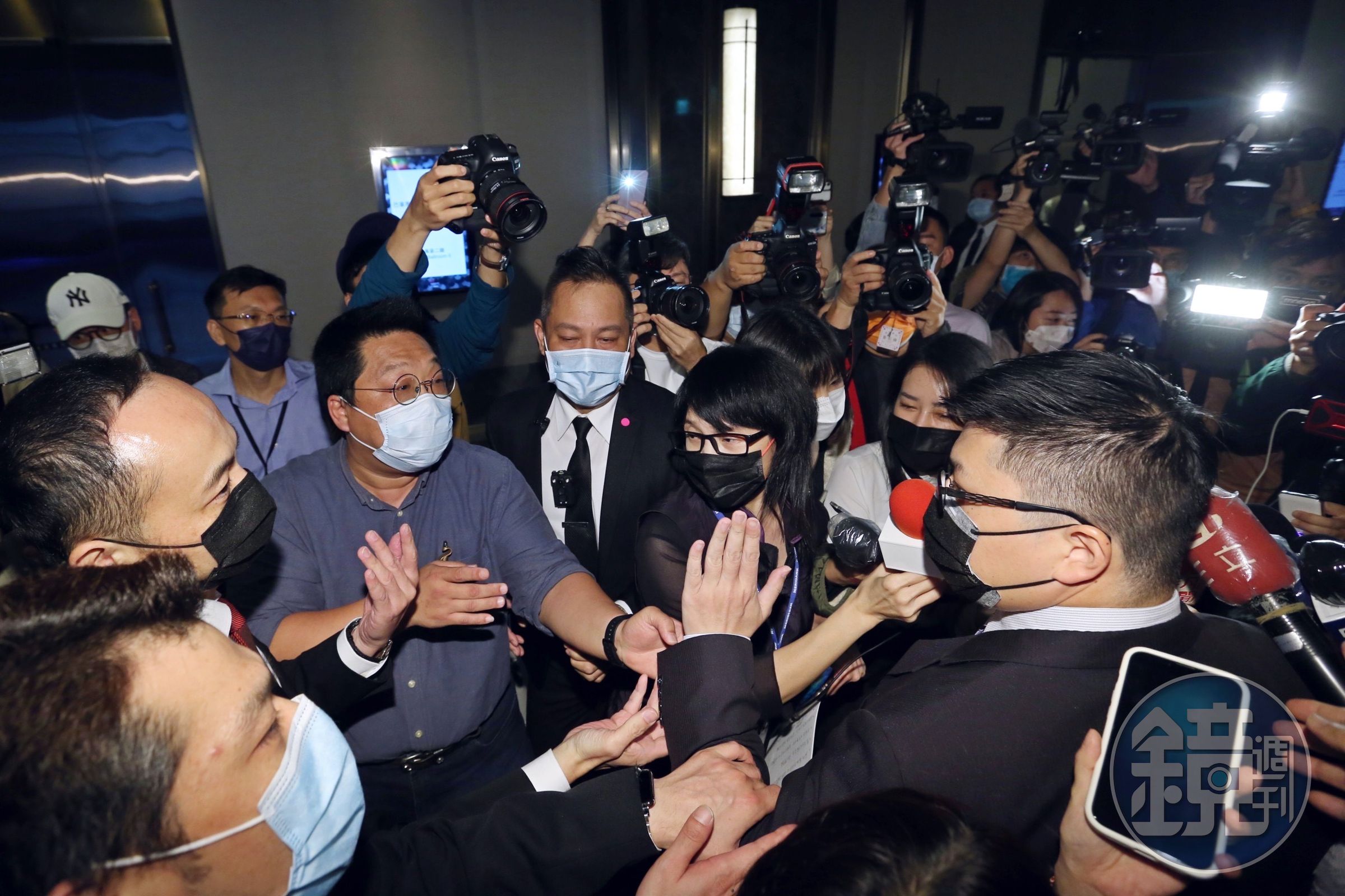 弟弟派人馬（左）驅離哥哥派律師宋正一（右戴眼鏡者）離場，爆發肢體衝突。