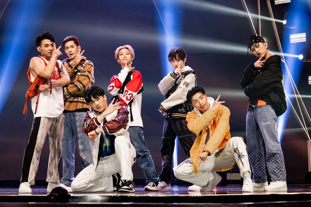 上週播出的選秀節目《原子少年》，天王星、地球組成的「天地聯盟」（小孩左4）在最新一集中炸翻舞台。（翻攝自小孩IG）