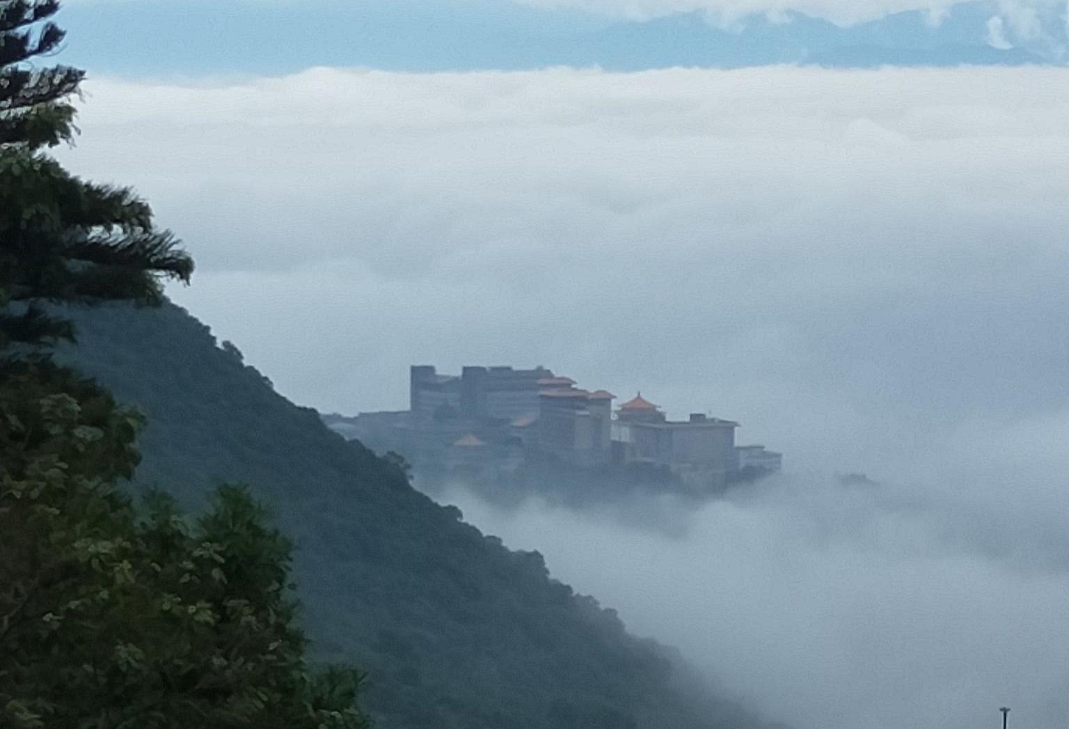鄭明典曝光一張台北盆地低海拔雲海照，發現文化大學周遭被雲霧環繞。（翻攝自鄭明典臉書）
