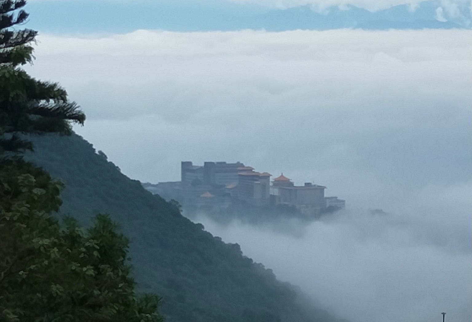 鄭明典曝光一張台北盆地低海拔雲海照，發現文化大學周遭被雲霧環繞。（翻攝自鄭明典臉書）