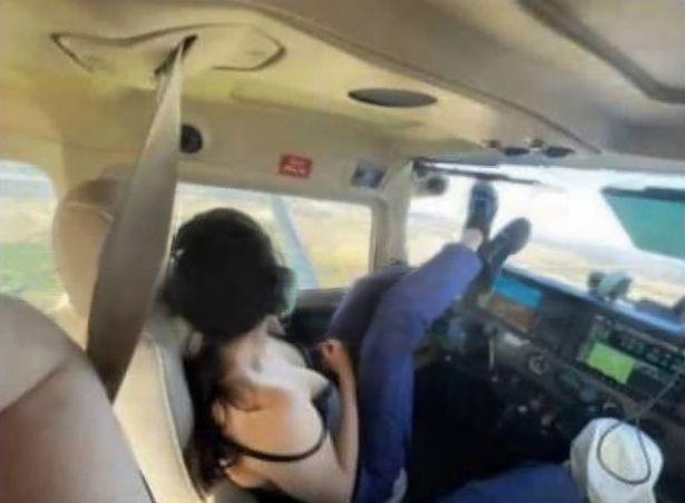 俄羅斯一間飛行學校爆出桃色醜聞，已婚飛行教官與女學員在機上做愛。（翻攝自推特）