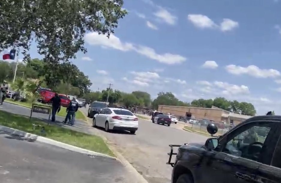 美國德州的羅伯小學24日發生校園槍擊事件，死亡人數目前已增至21死。（翻攝自推特）