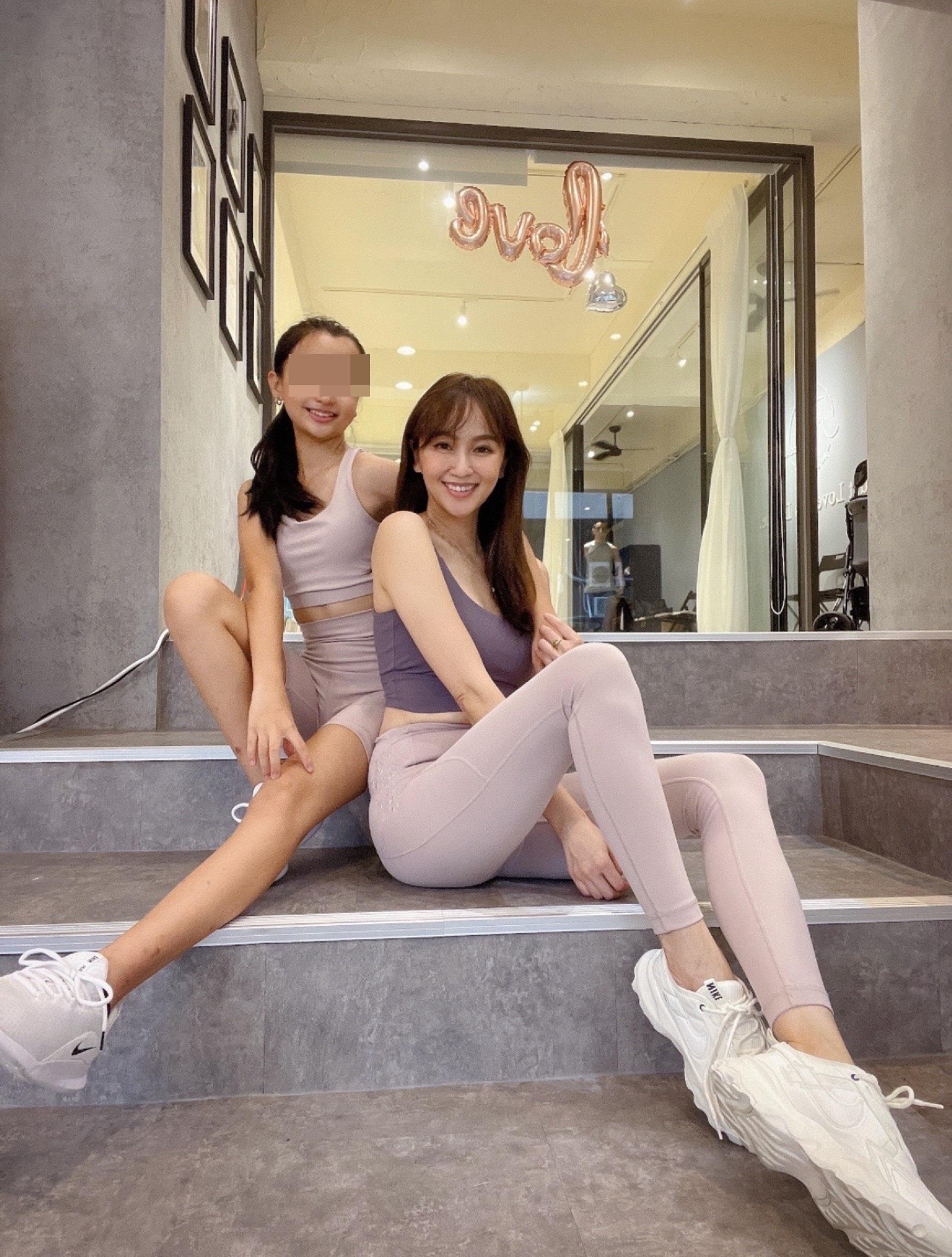 蔡逸帆（右）常和女兒一起在自己設計的舞蹈教室運動。（艾迪昇提供）