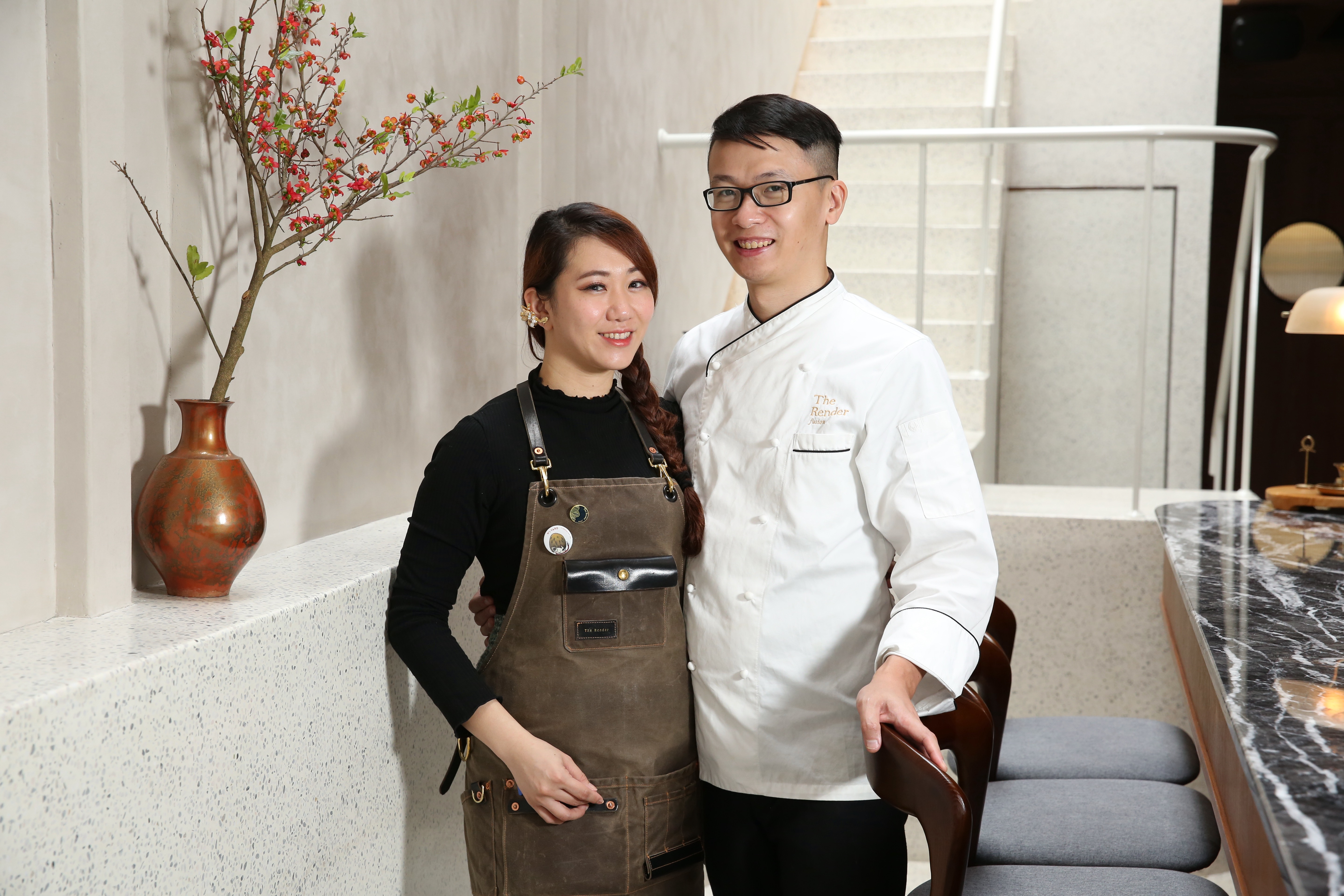 福醺湯包夫妻檔,太太王昱云(左)、先生李士弘(右)主責調酒和餐點。