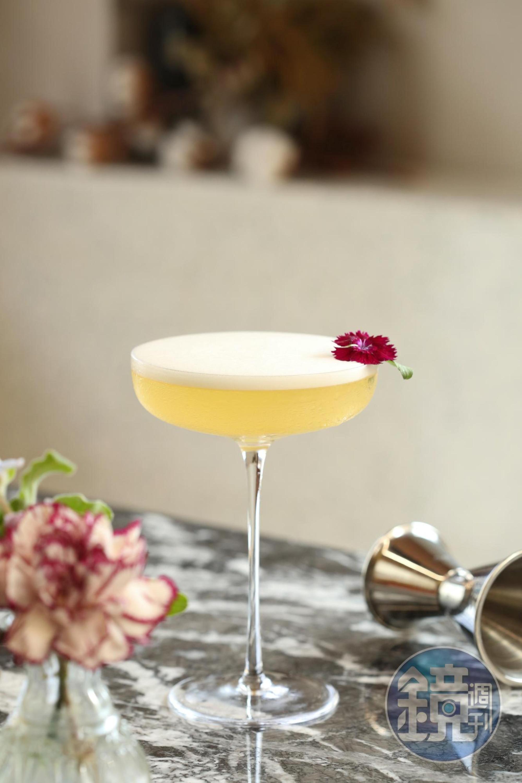 入座後先點一杯「谷」，野薑花燻焙的烏龍茶葉浸泡琴酒，花香交織茶香。（350元／杯）