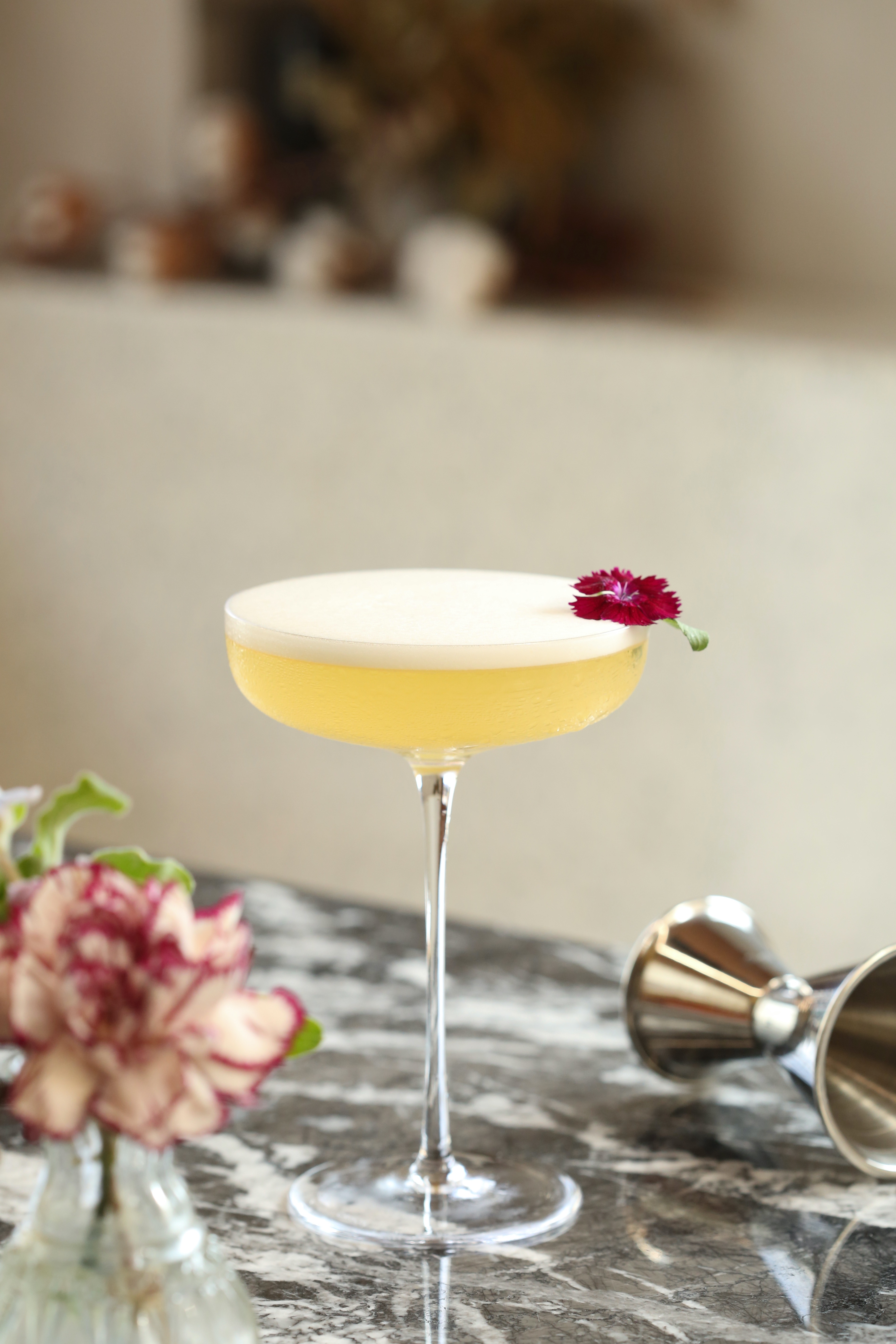 入座後先點一杯「谷」,野薑花燻焙的烏龍茶葉浸泡琴酒,花香交織茶香。(350元/杯)