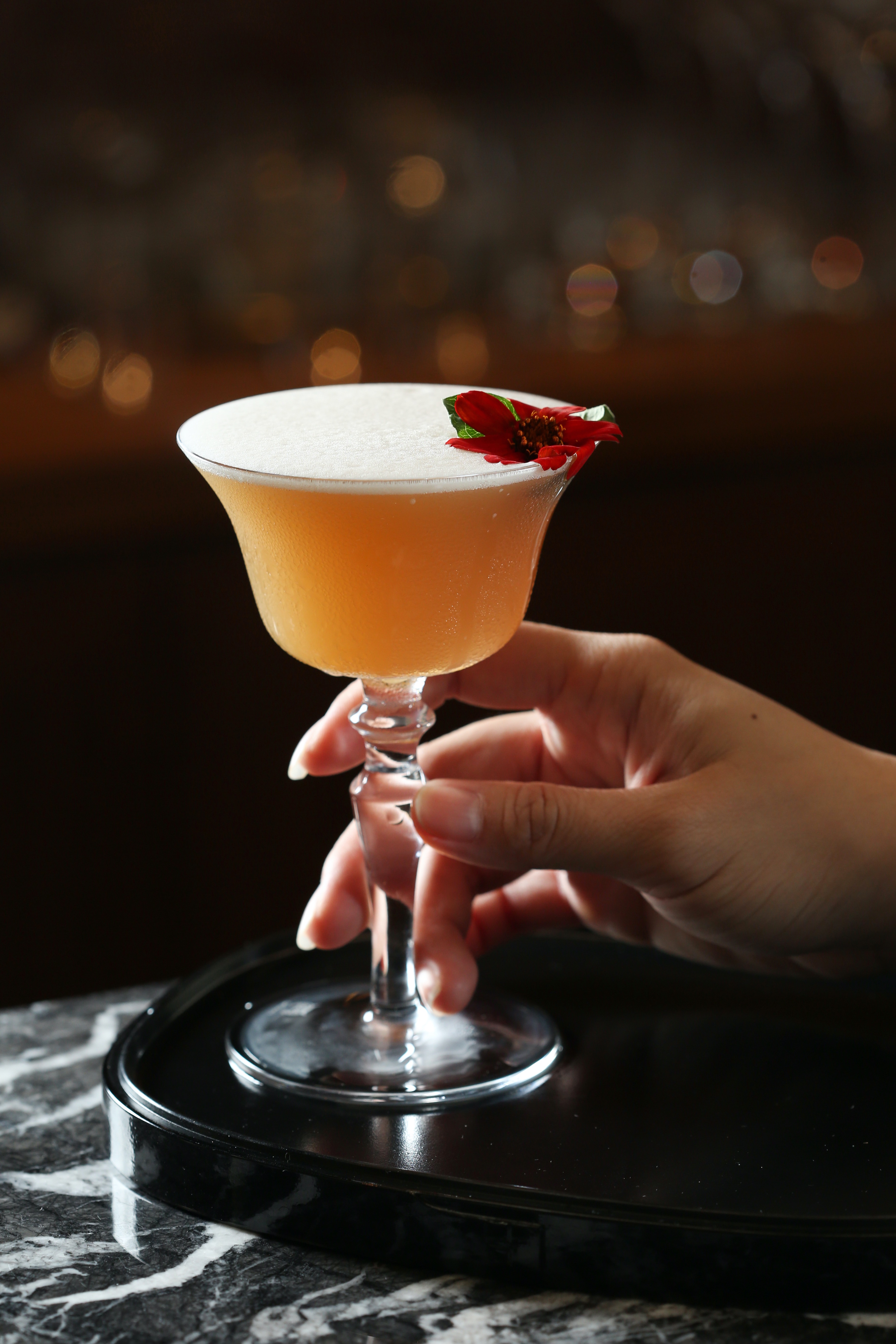 「椒」以獨特的花椒伏特加底味,引出蝦仁炊飯的鮮美。(380元/杯)