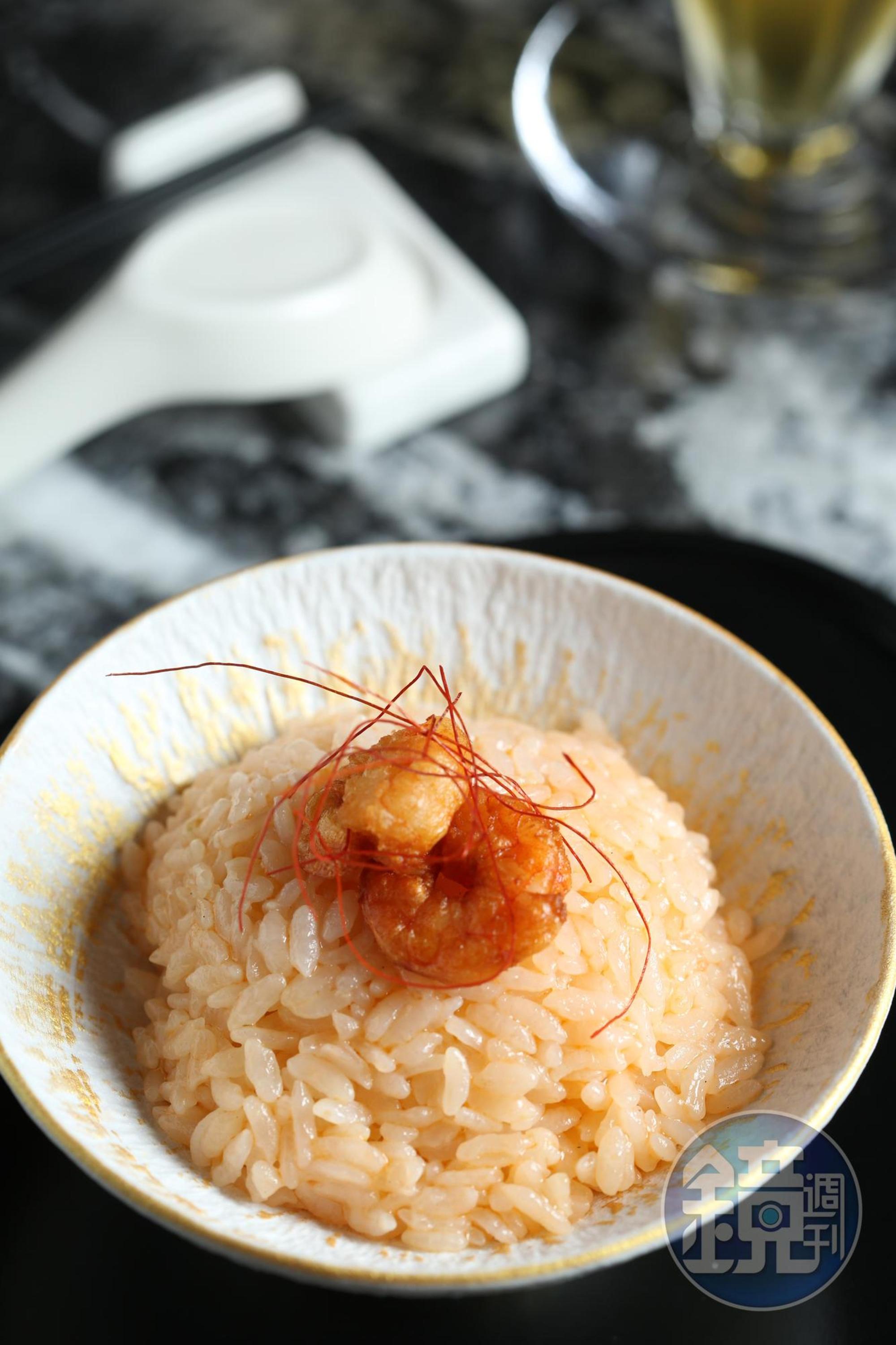 「蔥白油香蝦仁炊飯」以蝦頭湯烹煮台東關山皇帝米，淋上自家煉的蔥白油，粒粒分明、Q彈油潤。（套餐另加價180元／碗）