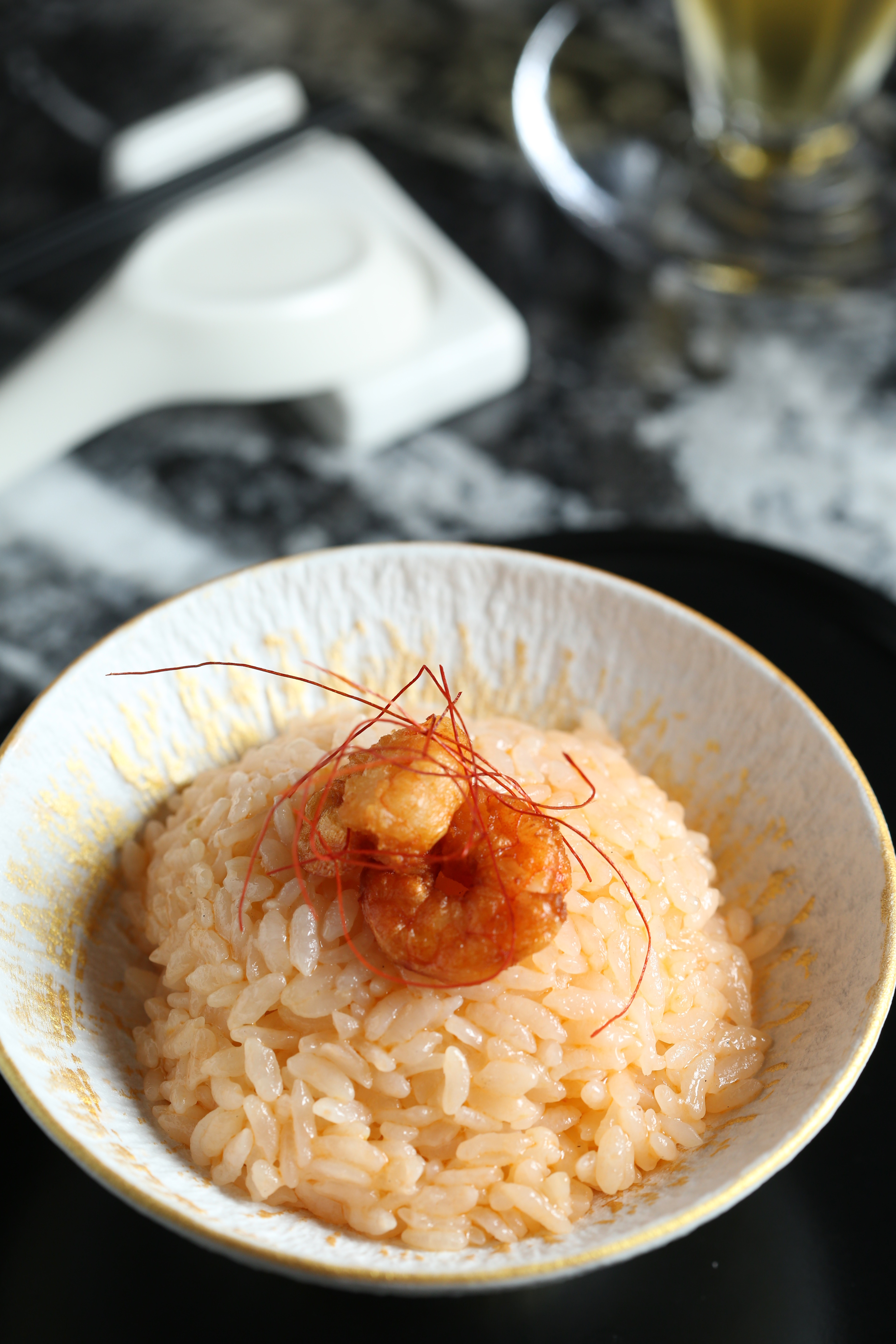 「蔥白油香蝦仁炊飯」以蝦頭湯烹煮台東關山皇帝米,淋上自家煉的蔥白油,粒粒分明、Q彈油潤。(套餐另加價180元/碗)