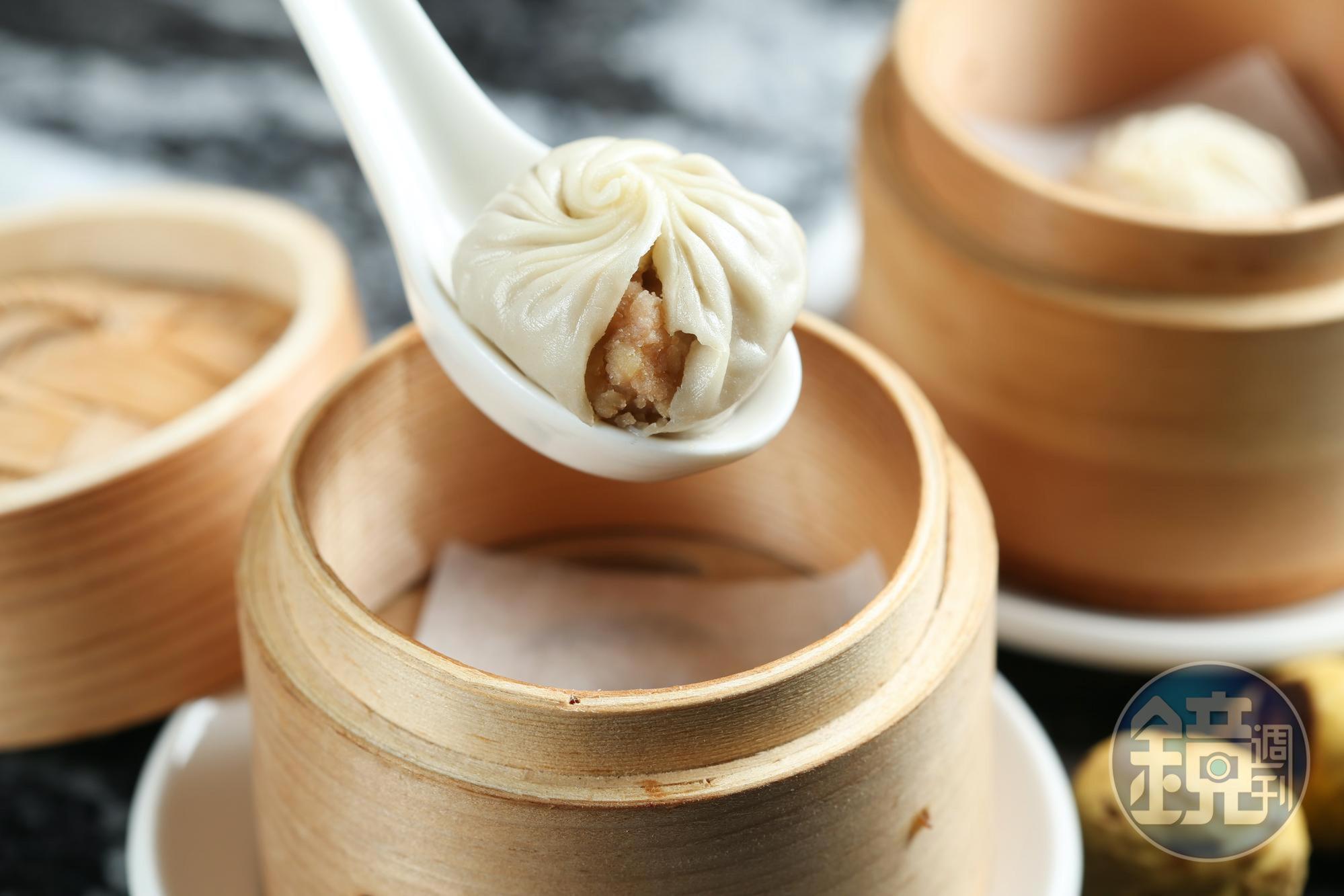 「白蘭地奶香栗餡小籠包」細綿不甜膩,迷你蒸籠食器向萬華富山蒸籠專賣店特別訂製,造型可愛。(套餐另加價80元/顆)