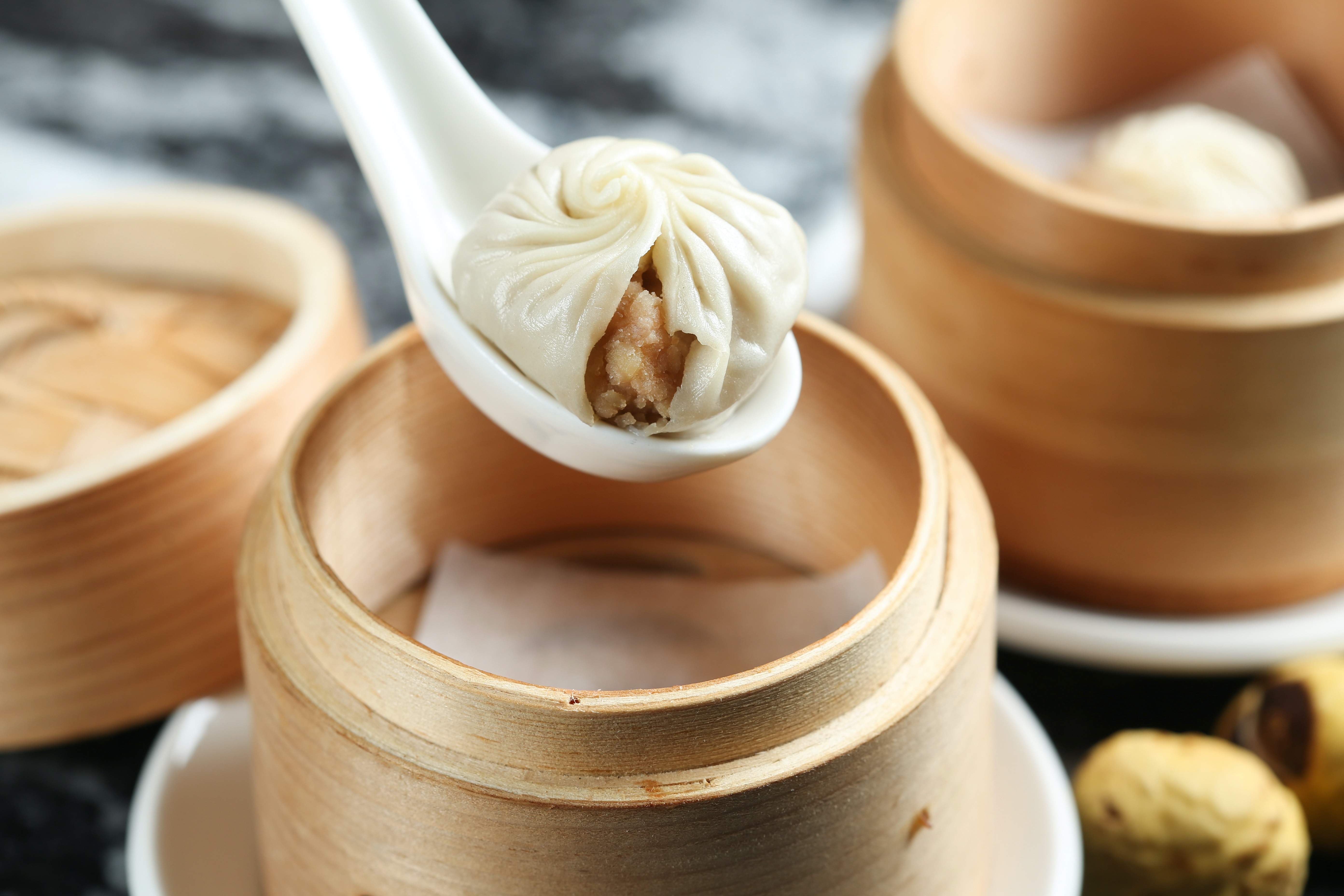 「白蘭地奶香栗餡小籠包」細綿不甜膩，迷你蒸籠食器向萬華富山蒸籠專賣店特別訂製，造型可愛。（套餐另加價80元／顆）