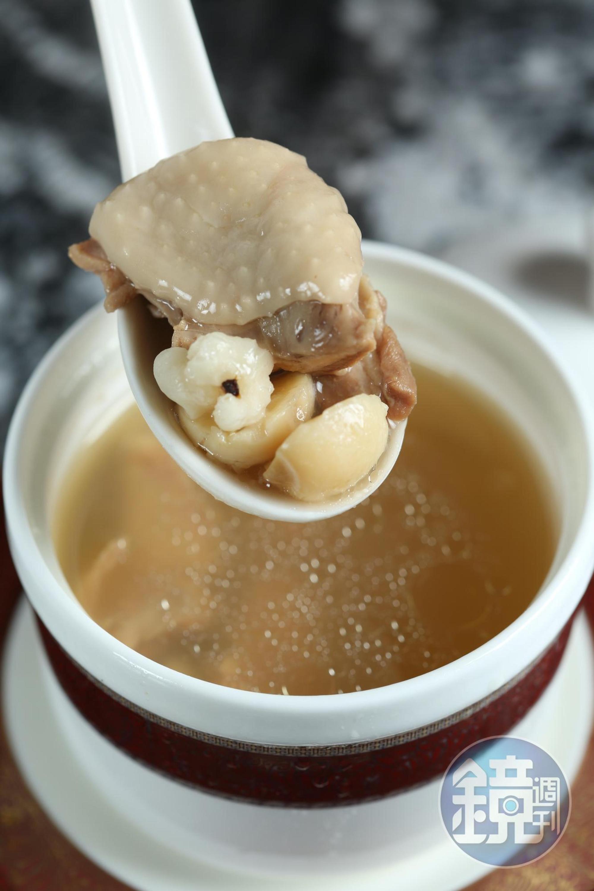 「薏仁蓮子黑羽土雞干貝燉湯」選用元榆牧場的黑羽土雞,味道乾淨,湯質醇厚。