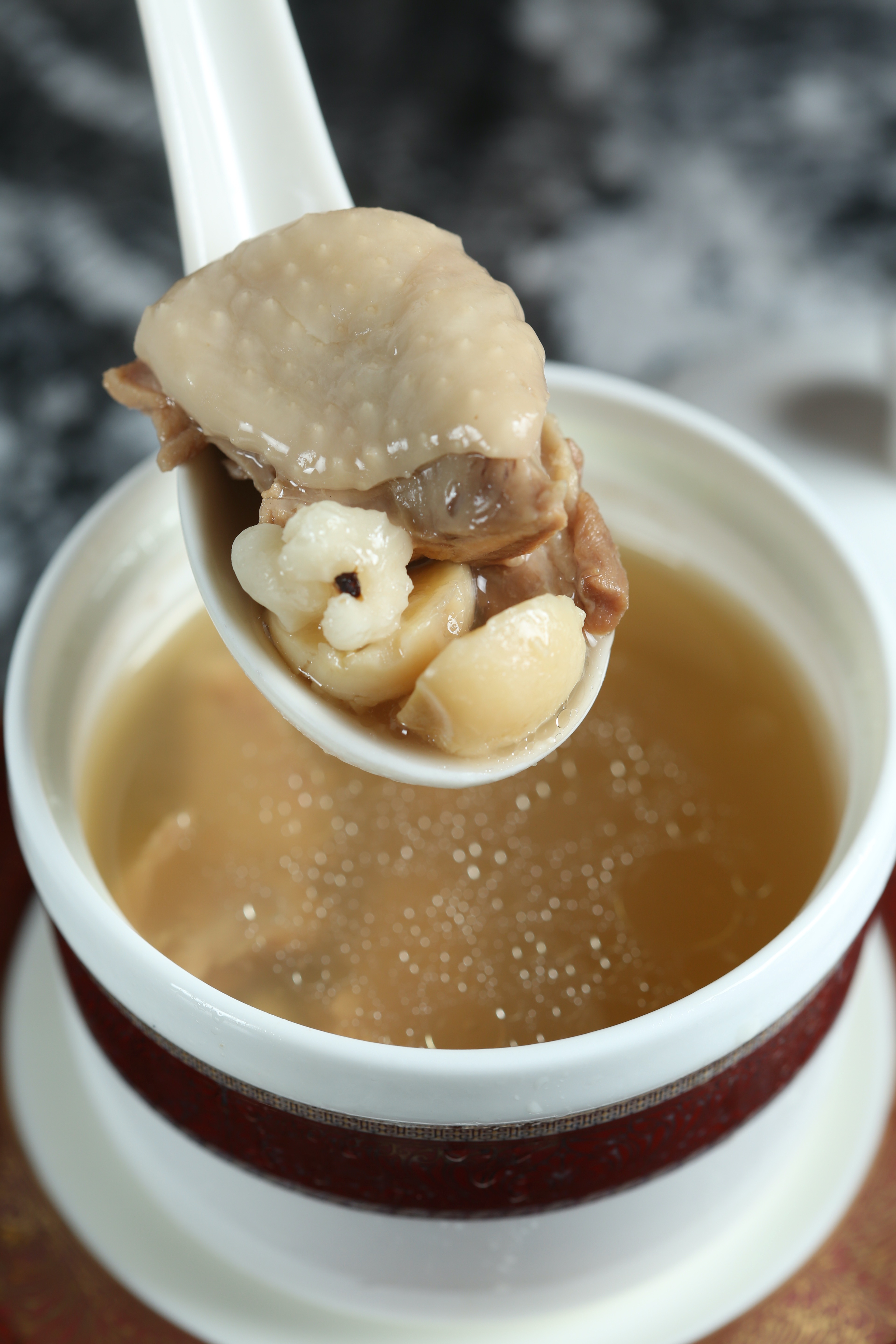 「薏仁蓮子黑羽土雞干貝燉湯」選用元榆牧場的黑羽土雞，味道乾淨，湯質醇厚。