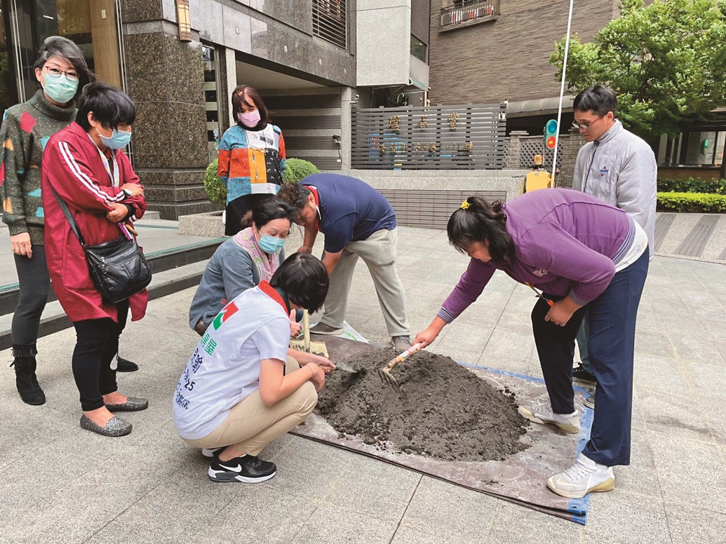 信義房屋設計出「社區服務模組」，每一項服務作為，都能對應到SDGs。例如許多分店會到社區荒廢角落與住戶一起種下花草，綠化了社區環境，達到「永續城鄉」目標。（信義房屋提供）