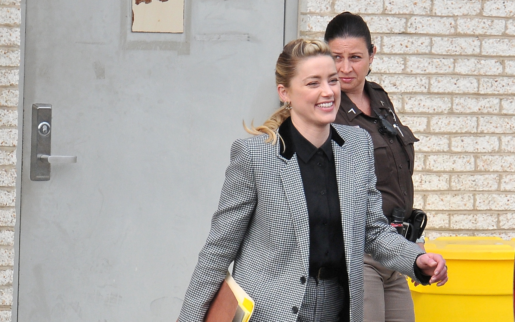 安珀赫德24日笑著離開維吉尼亞州法庭。（東方IC）